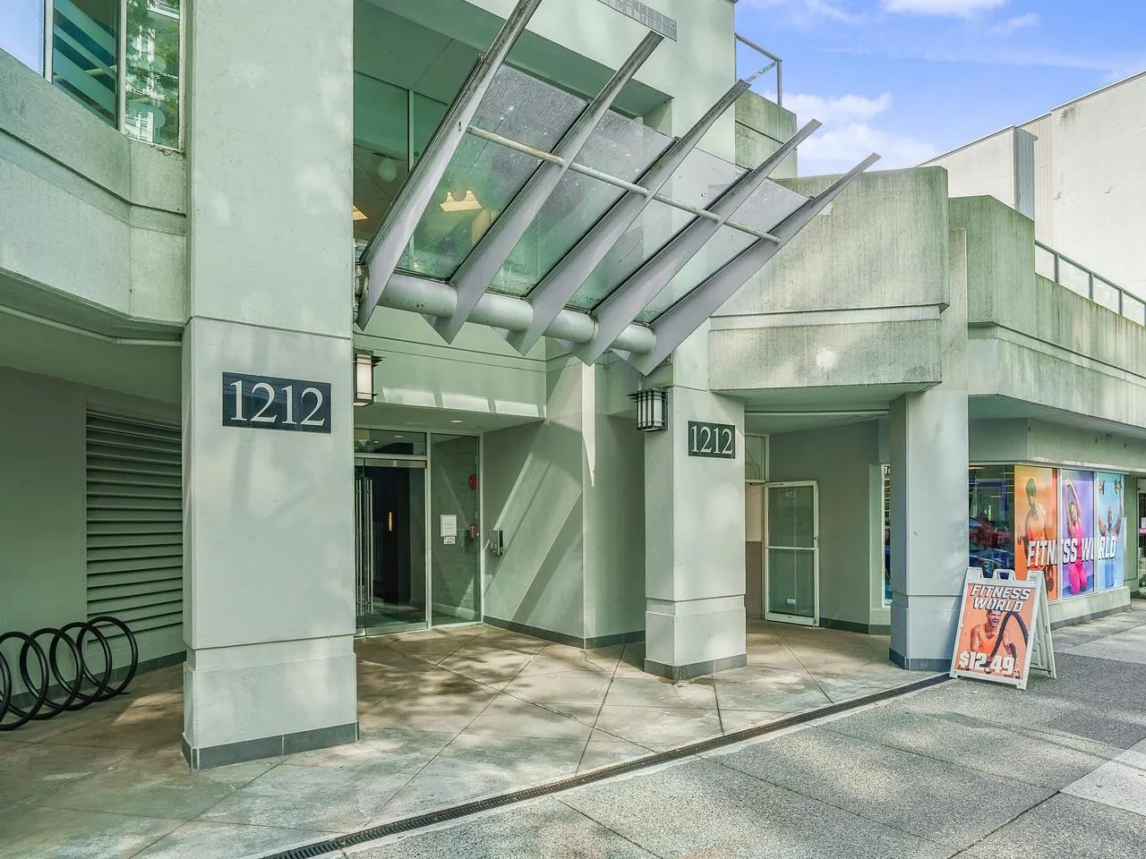 1605 1212 Howe Street