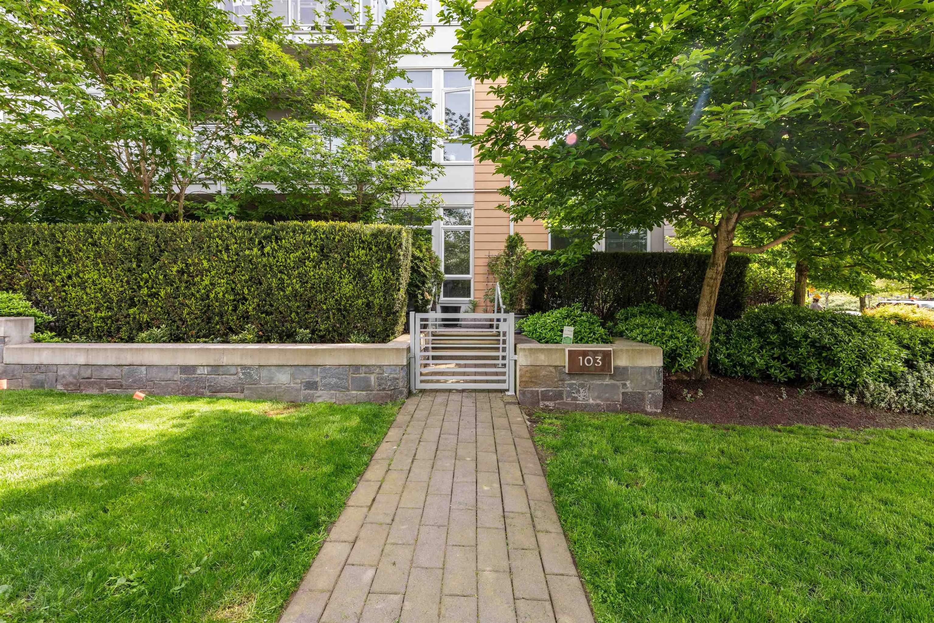103 3263 Pierview Crescent