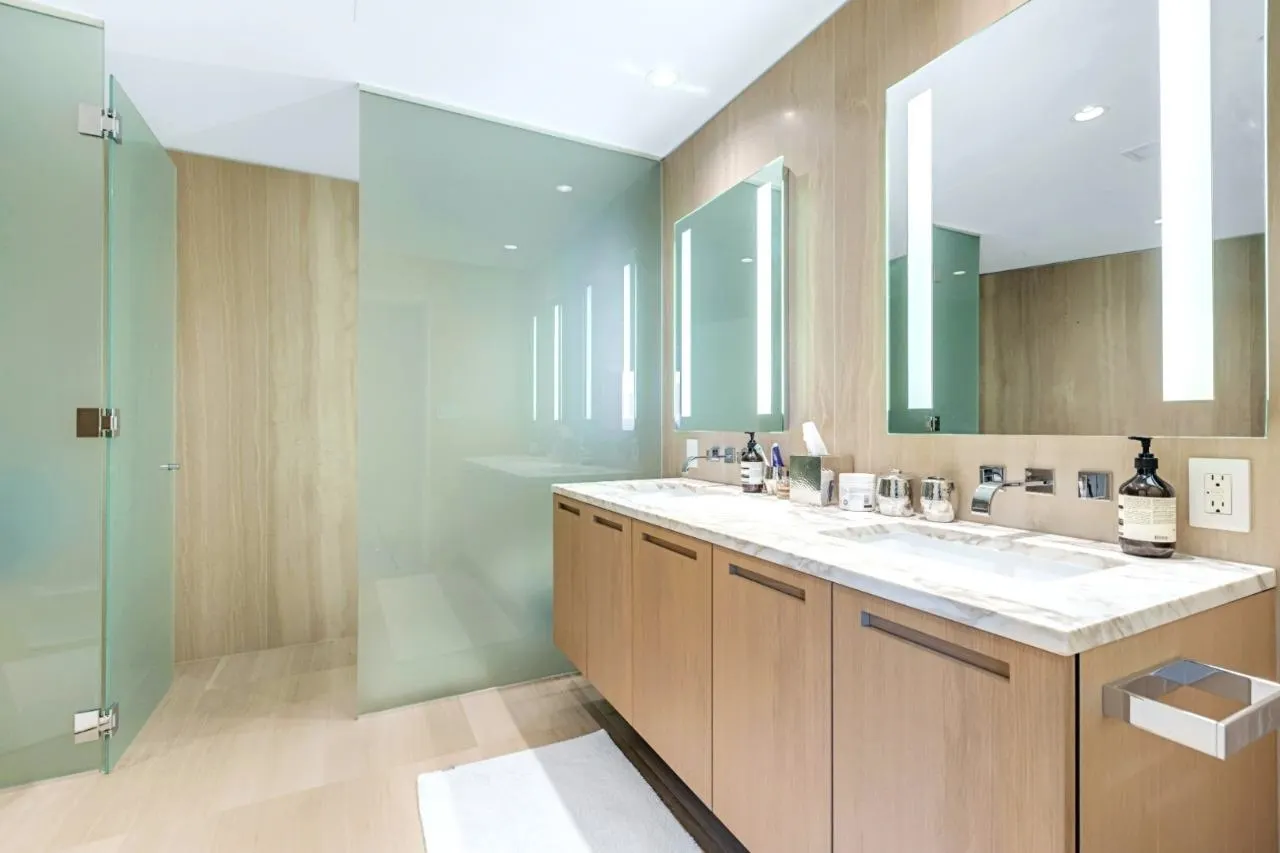 2303 1011 W Cordova Street