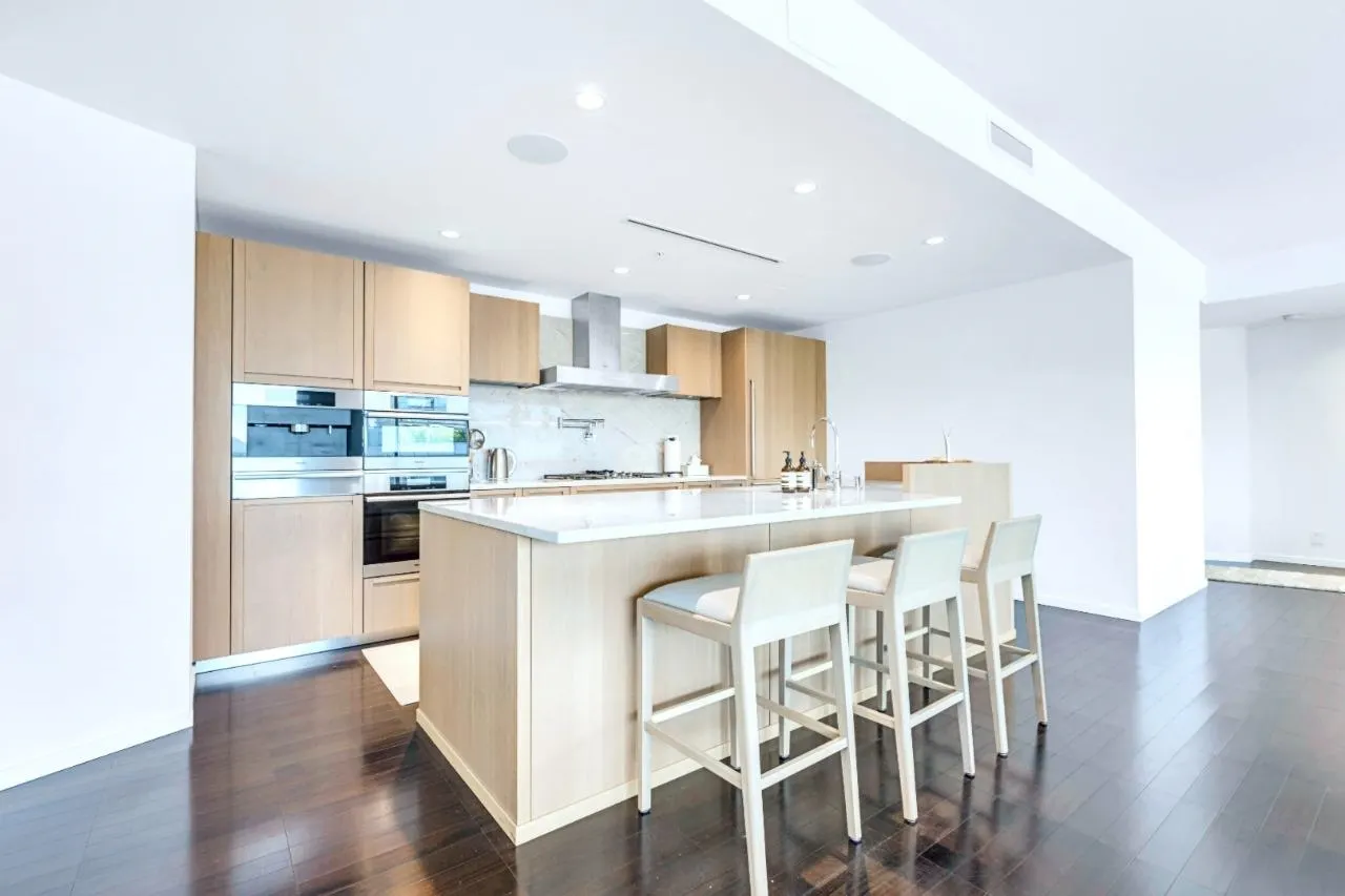 2303 1011 W Cordova Street