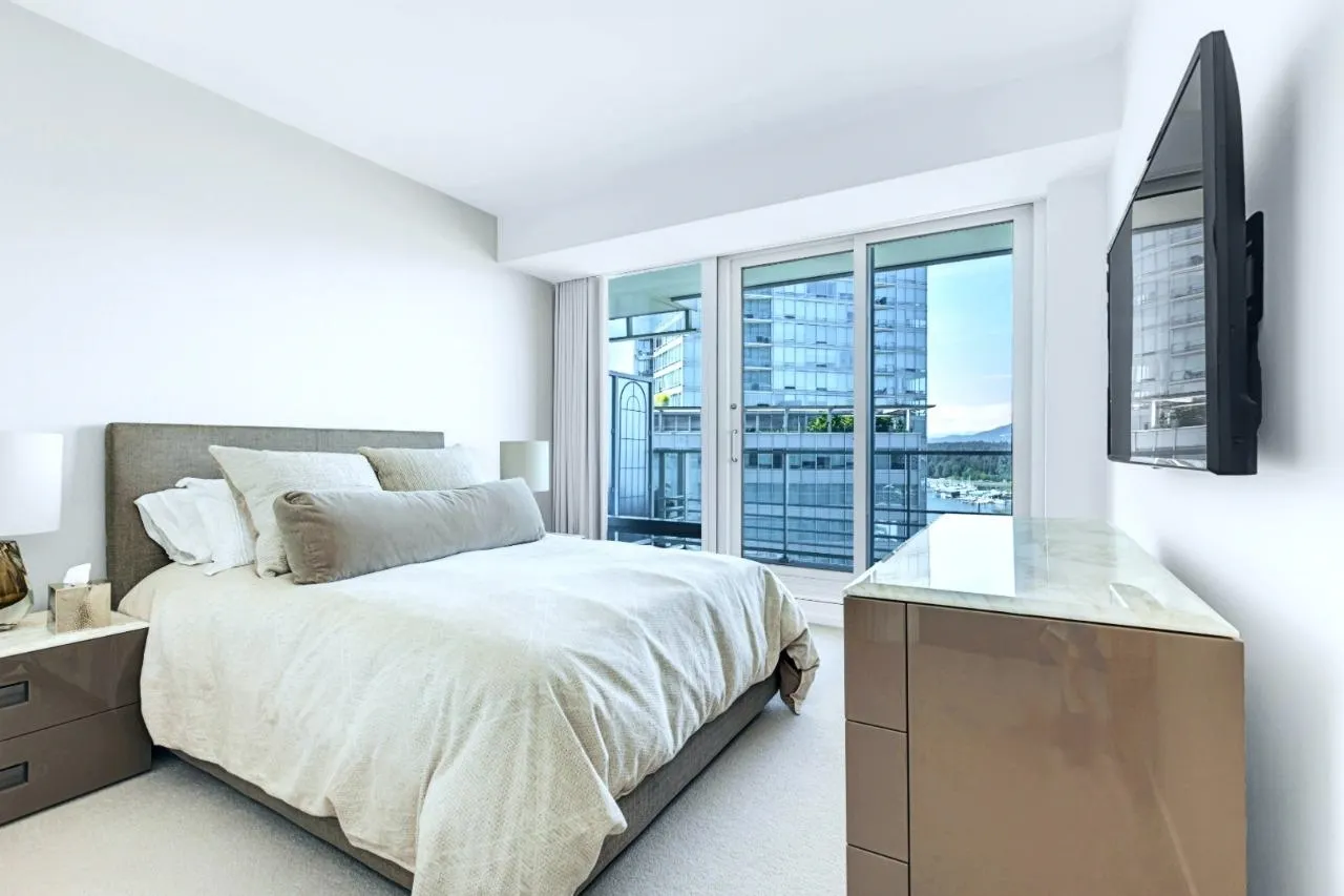 2303 1011 W Cordova Street