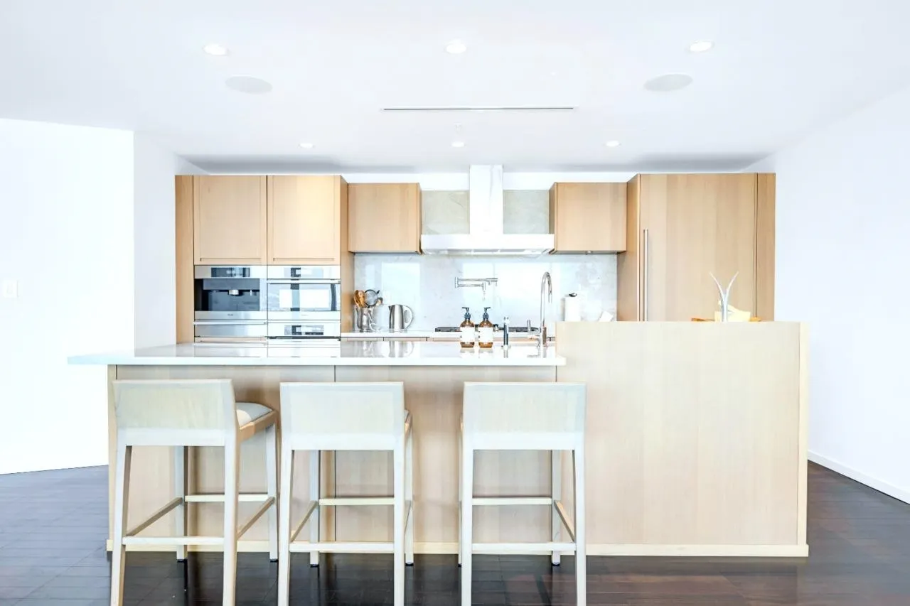 2303 1011 W Cordova Street