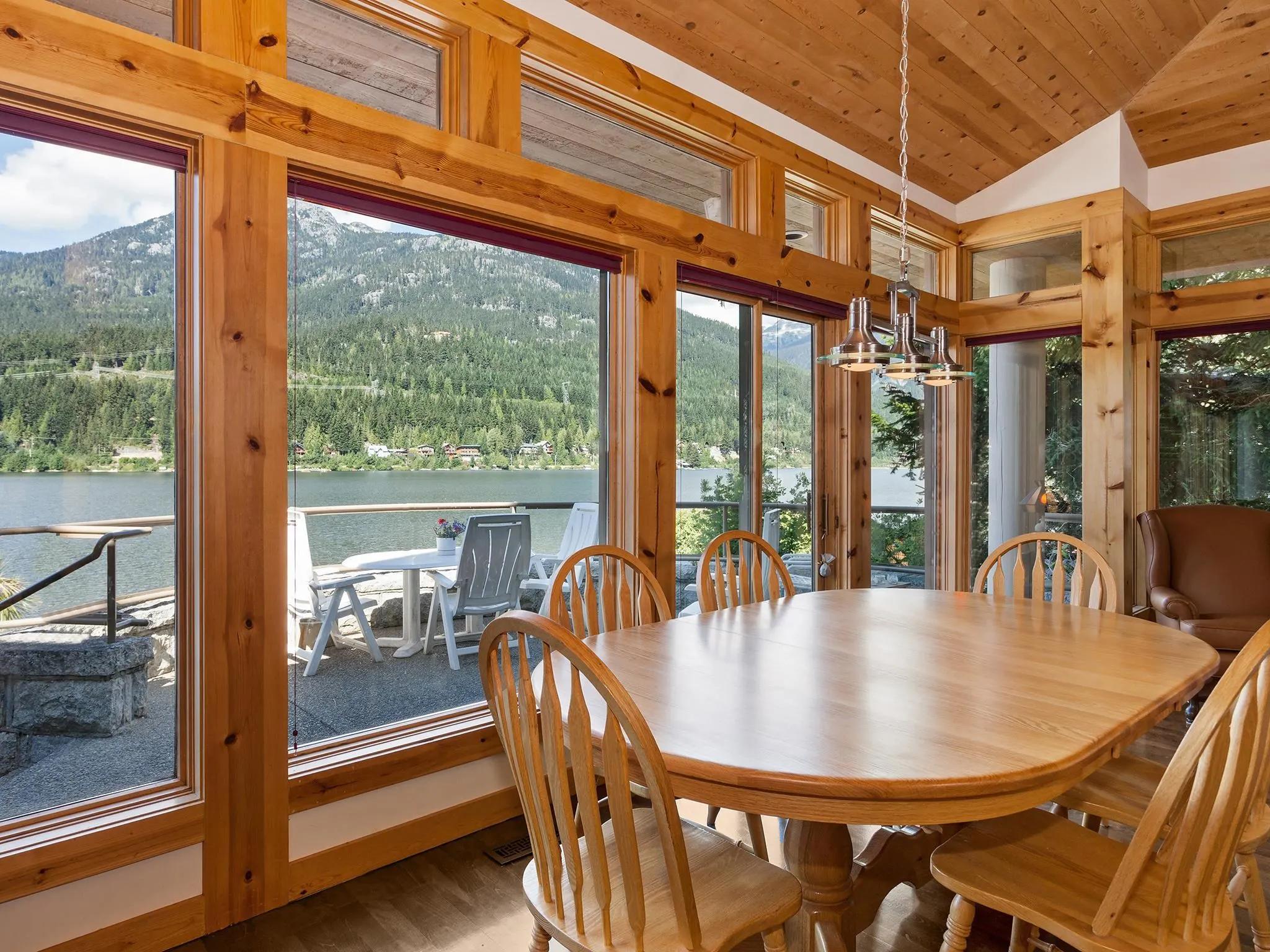 3319 Lakeside Road
