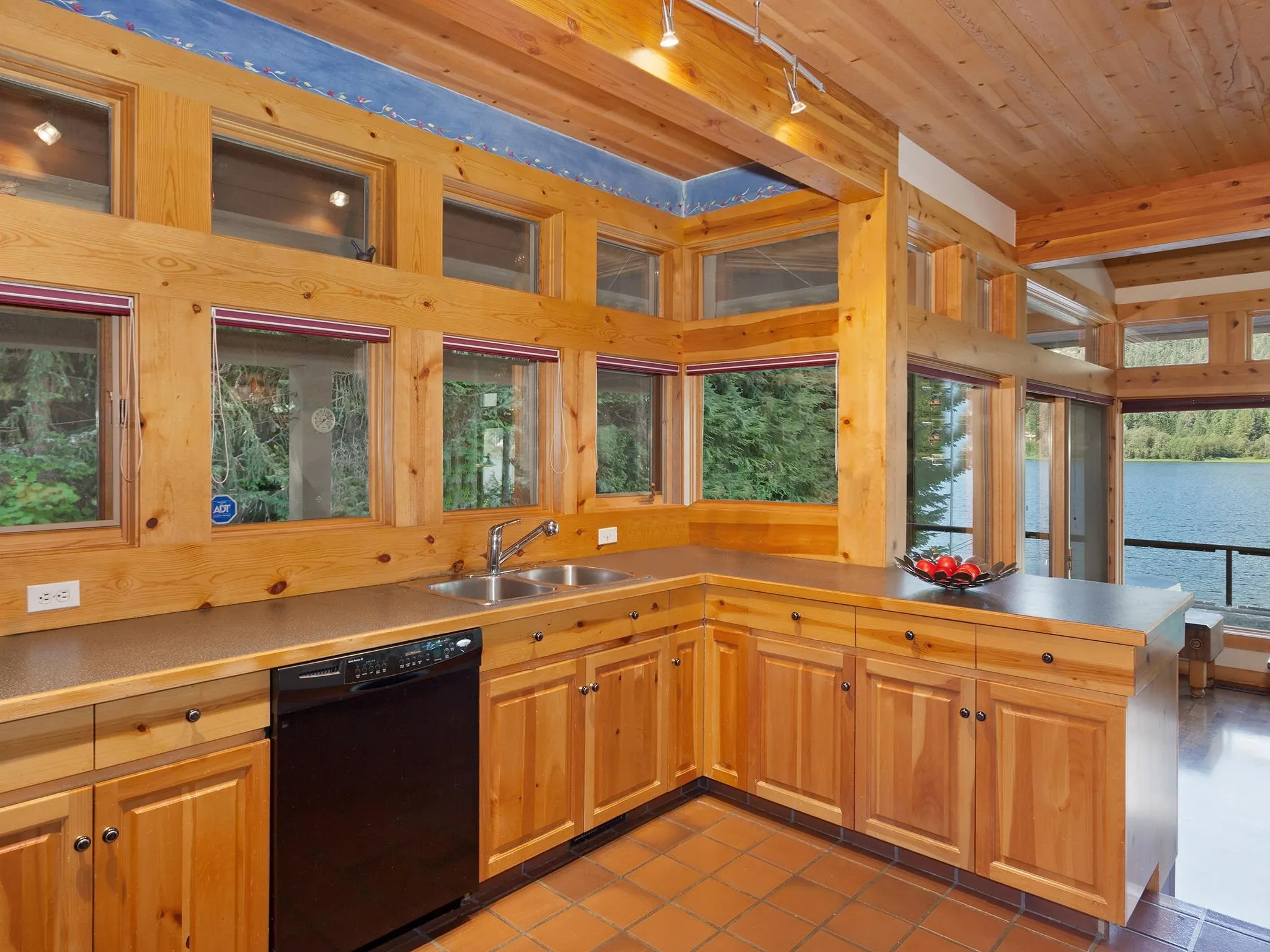 3319 Lakeside Road