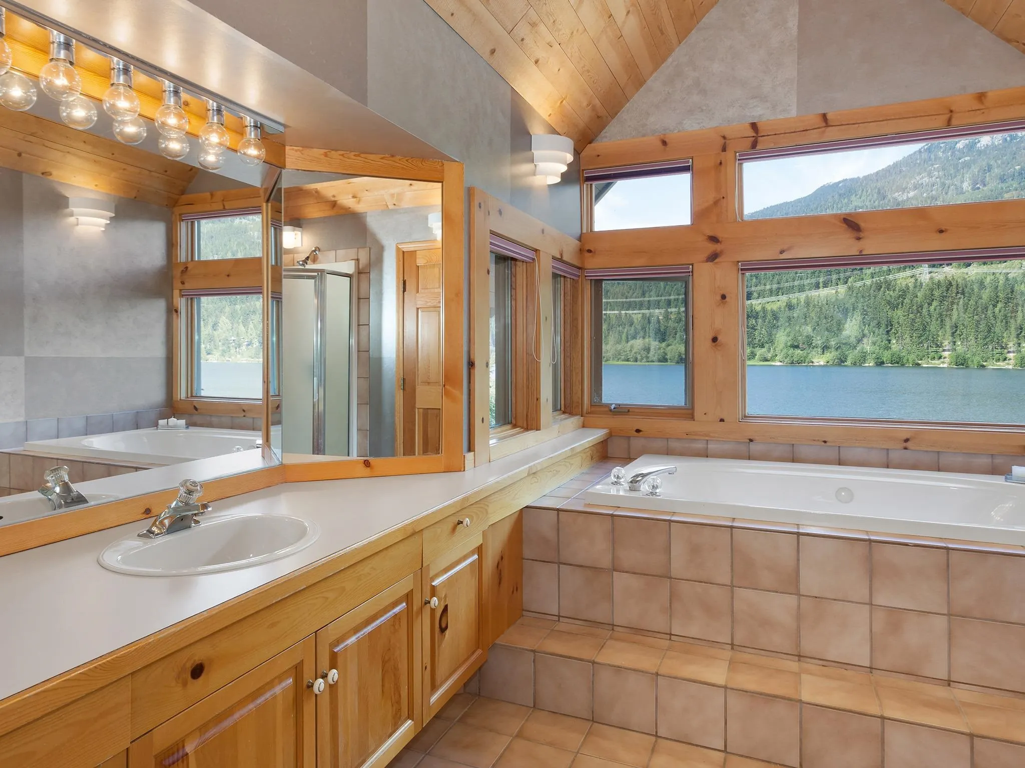 3319 Lakeside Road