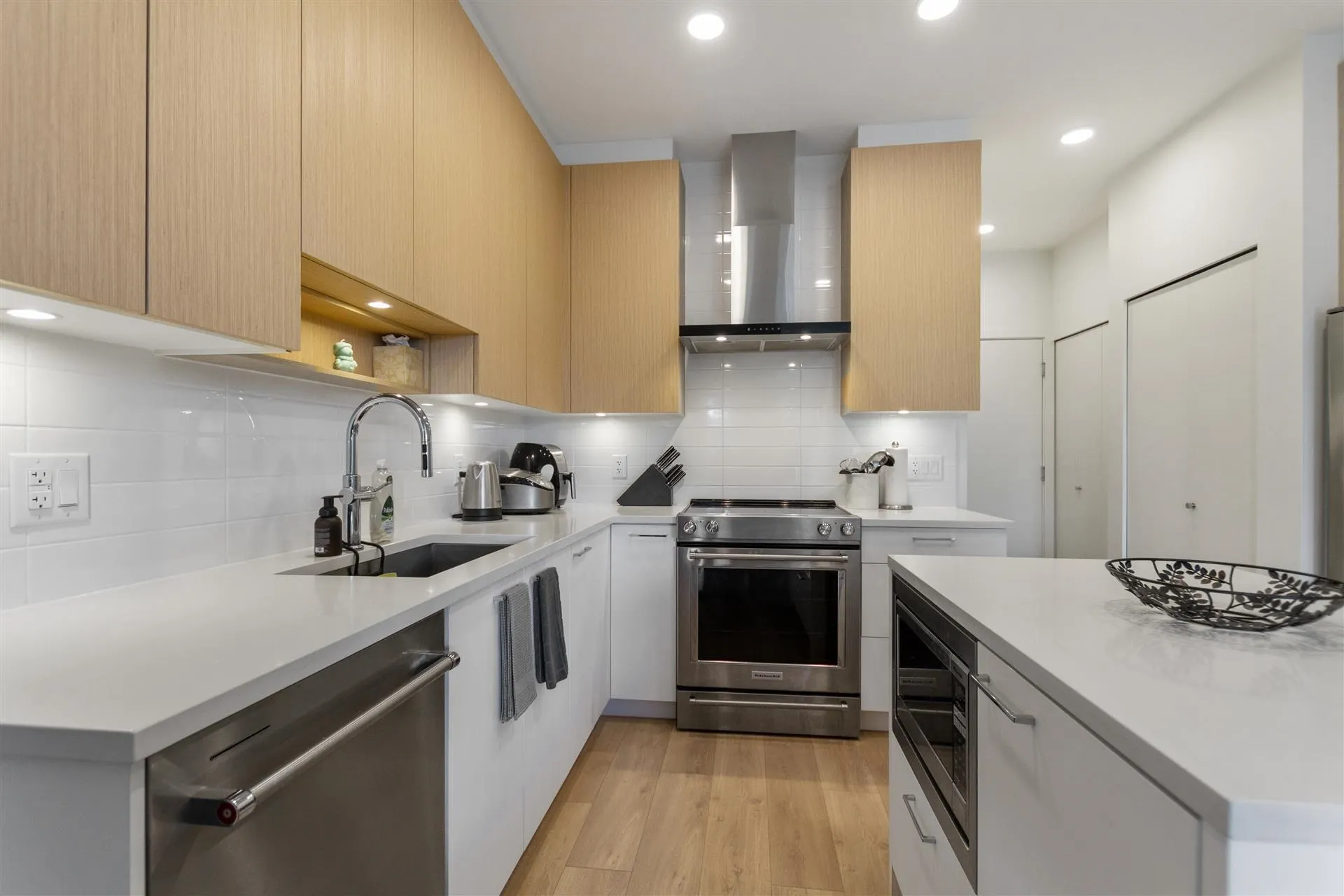 411 7588 16th Street