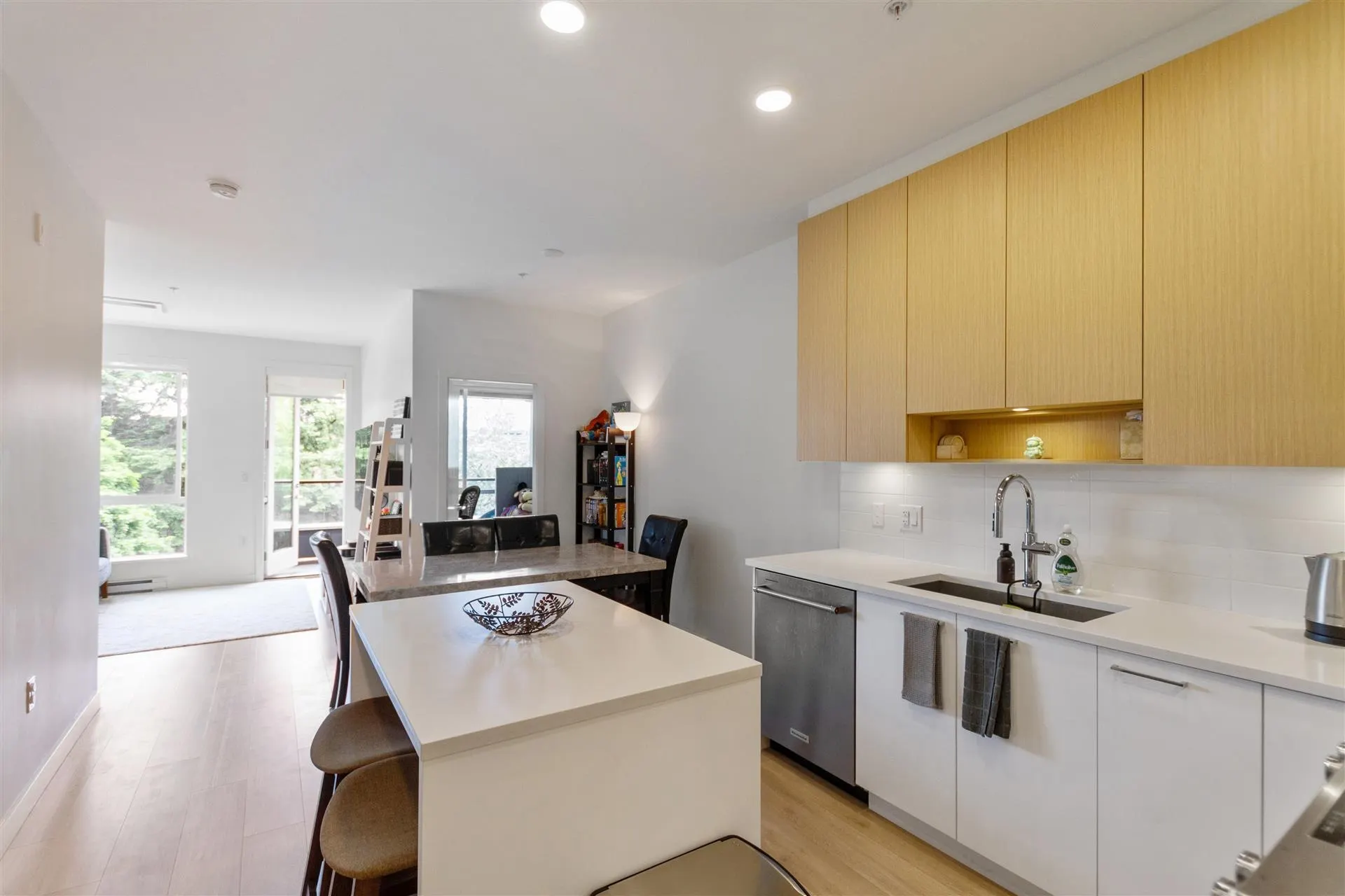 411 7588 16th Street