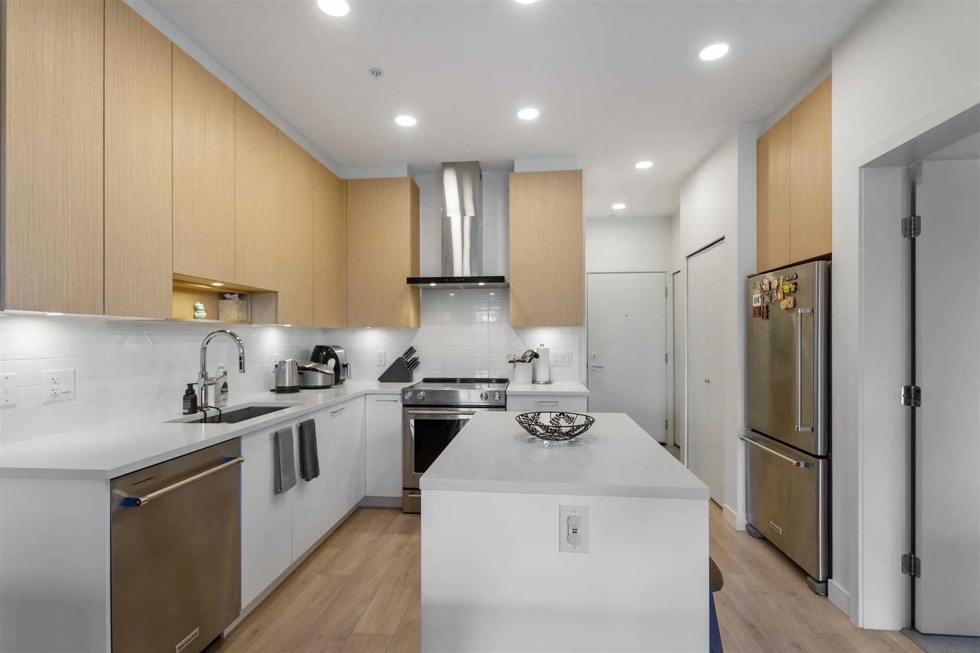 411 7588 16th Street