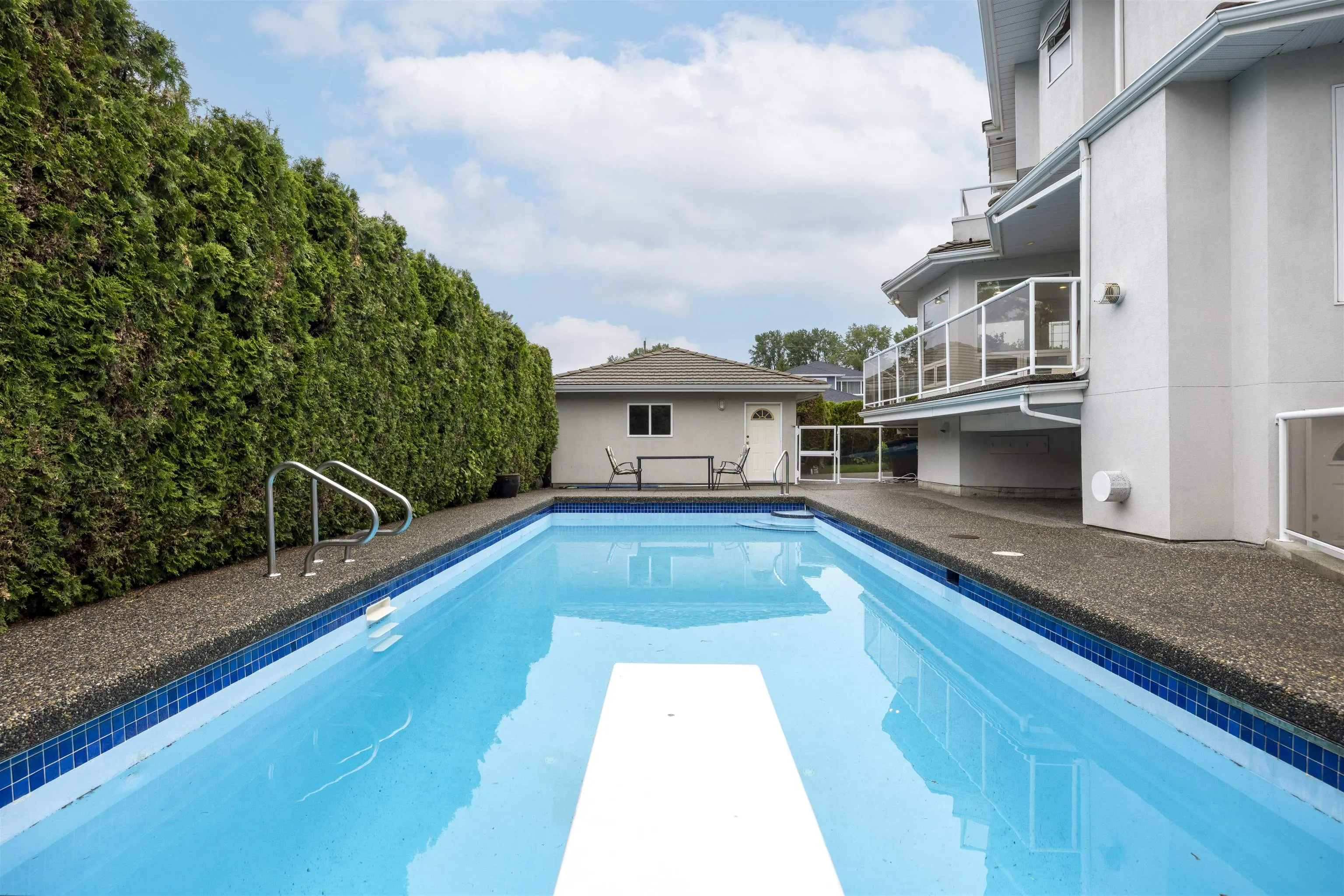 1527 Giles Place