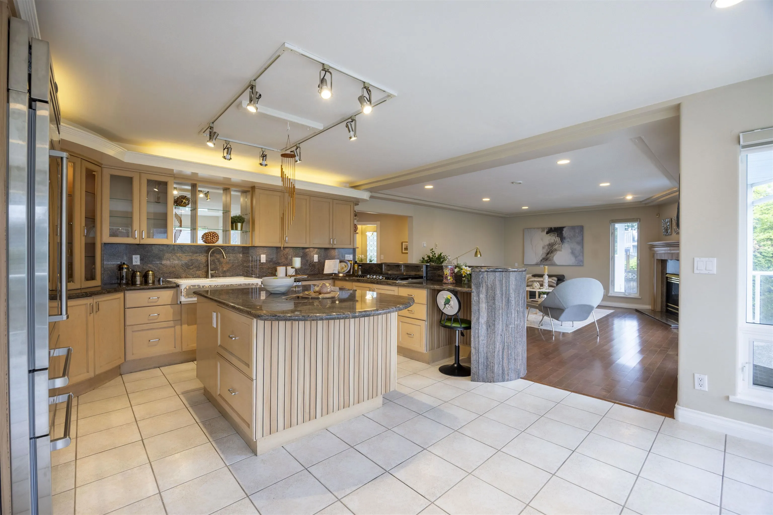 1527 Giles Place