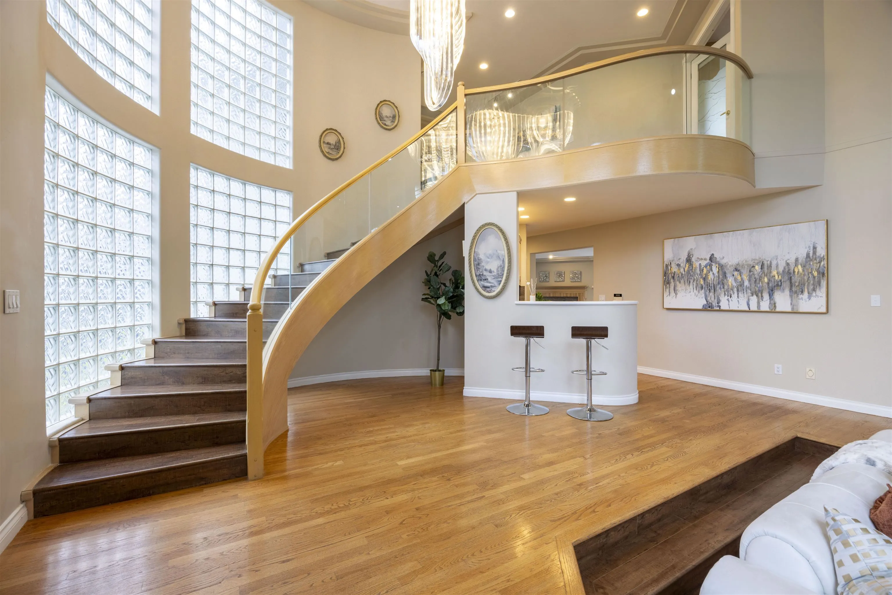 1527 Giles Place