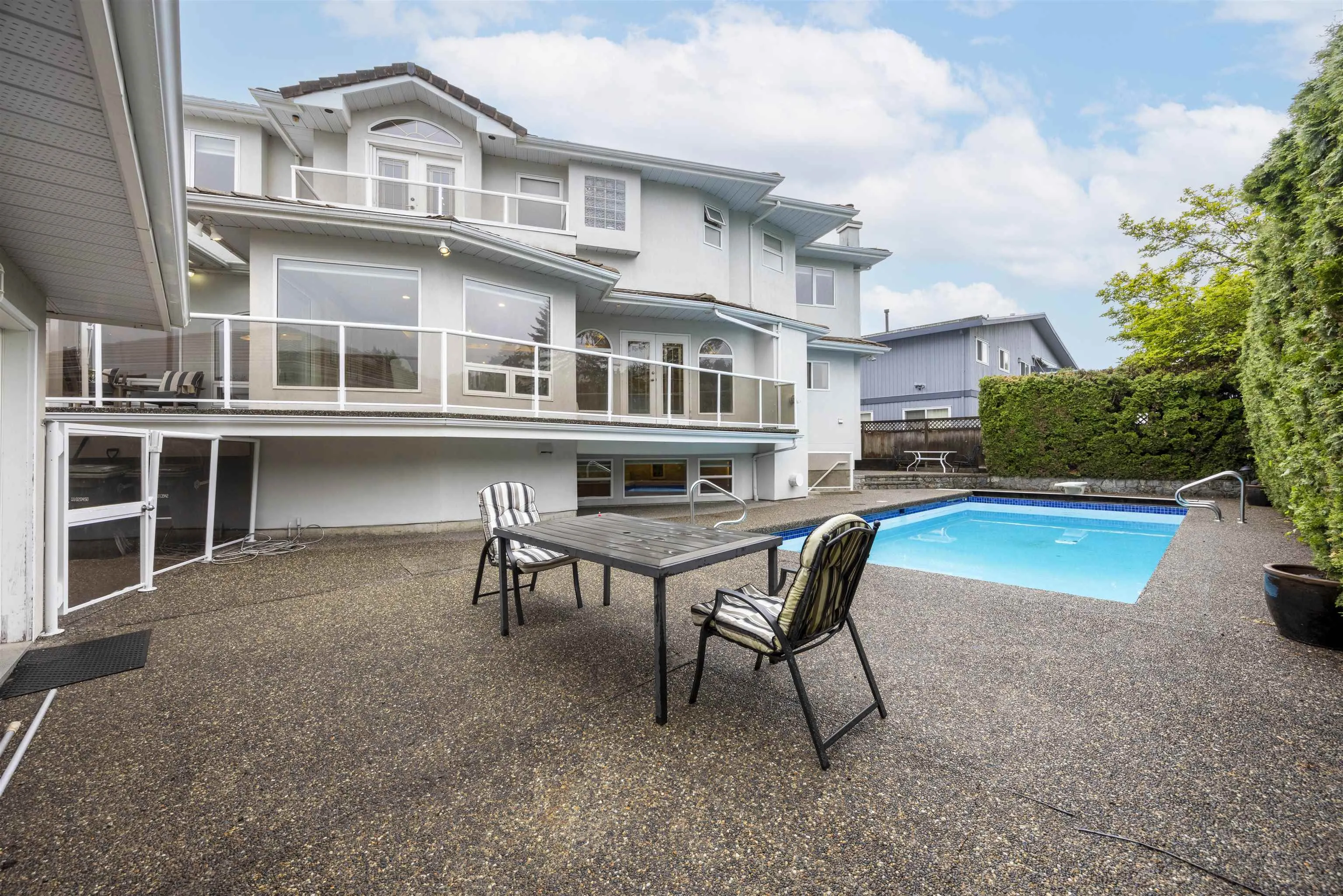 1527 Giles Place