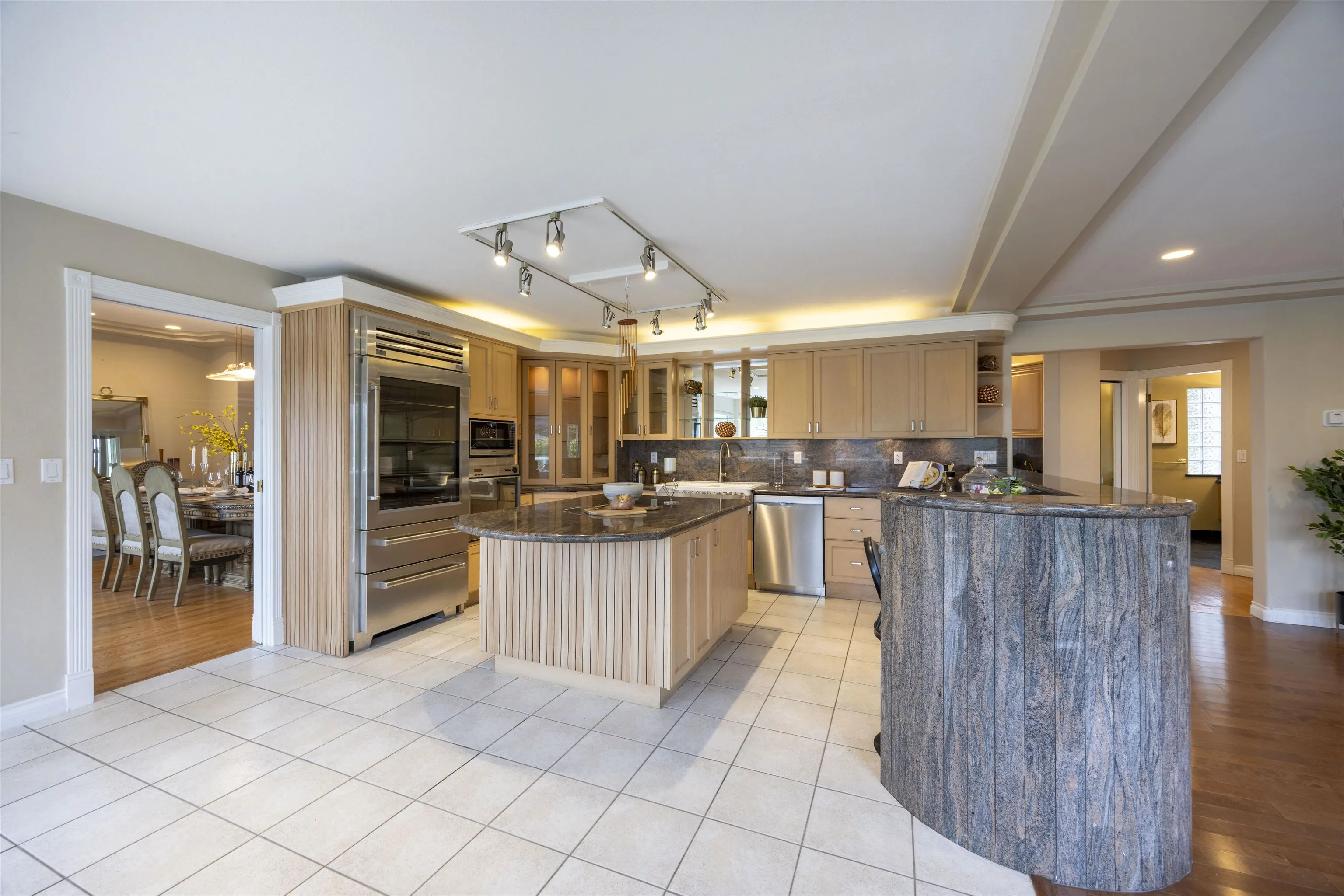 1527 Giles Place