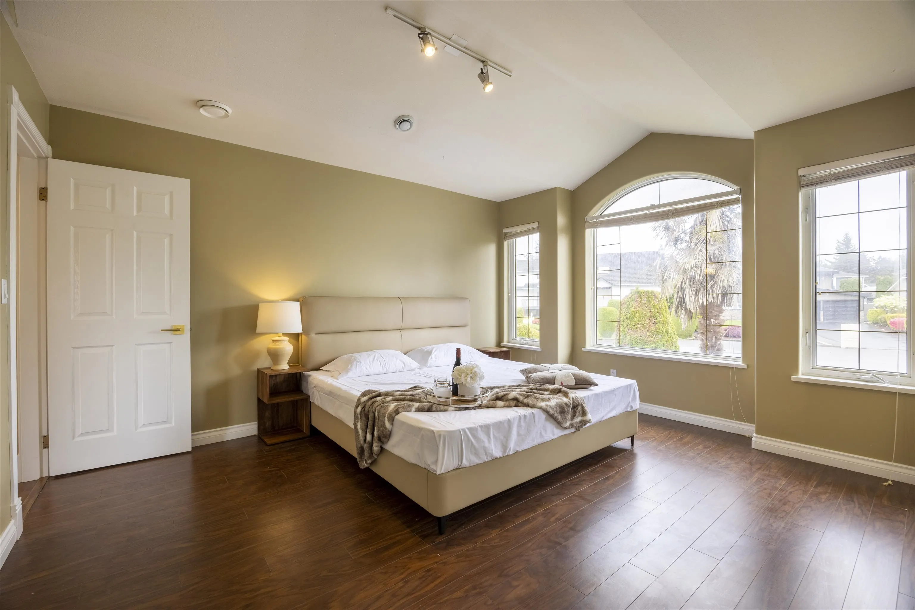 1527 Giles Place