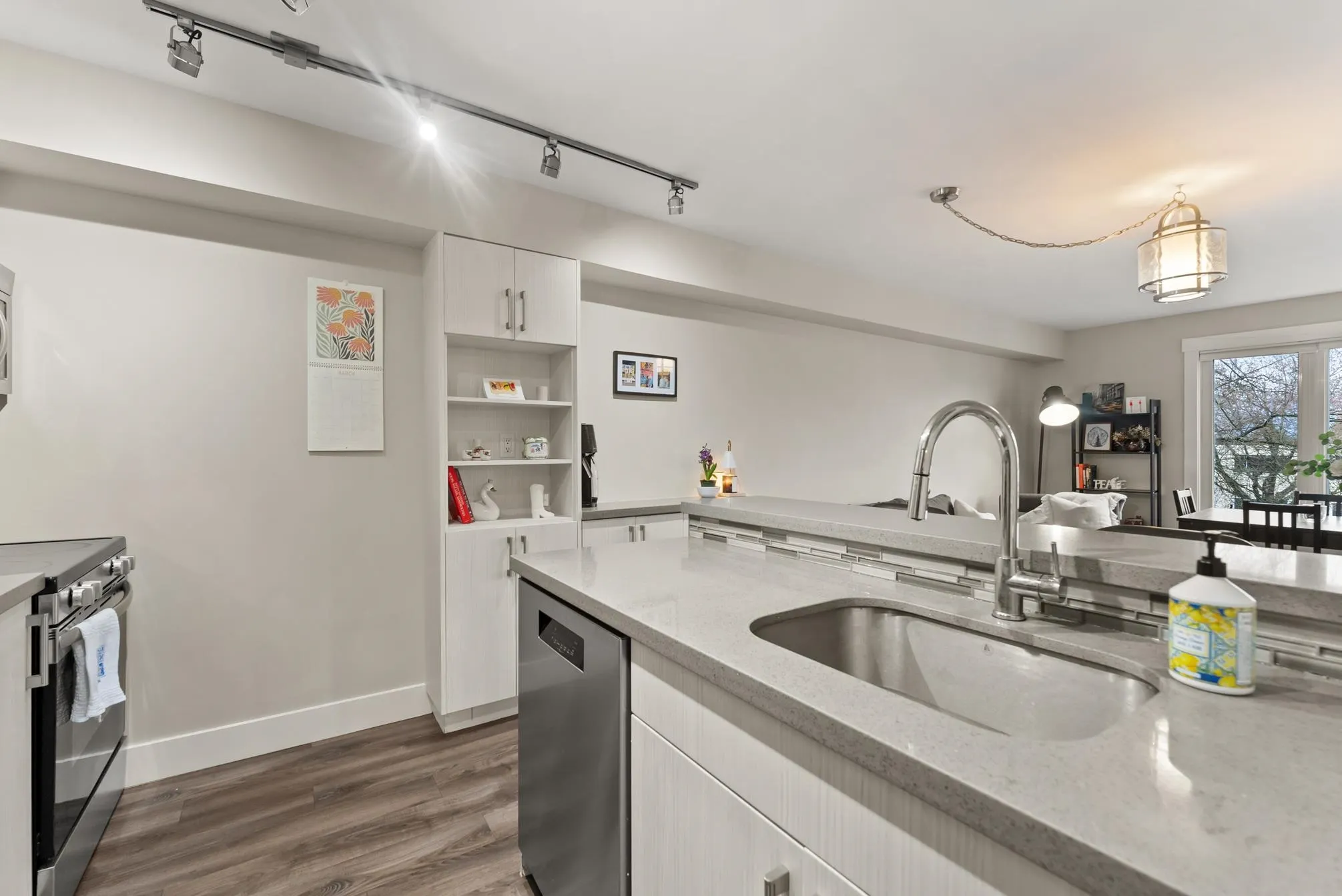 304 1040 E Broadway