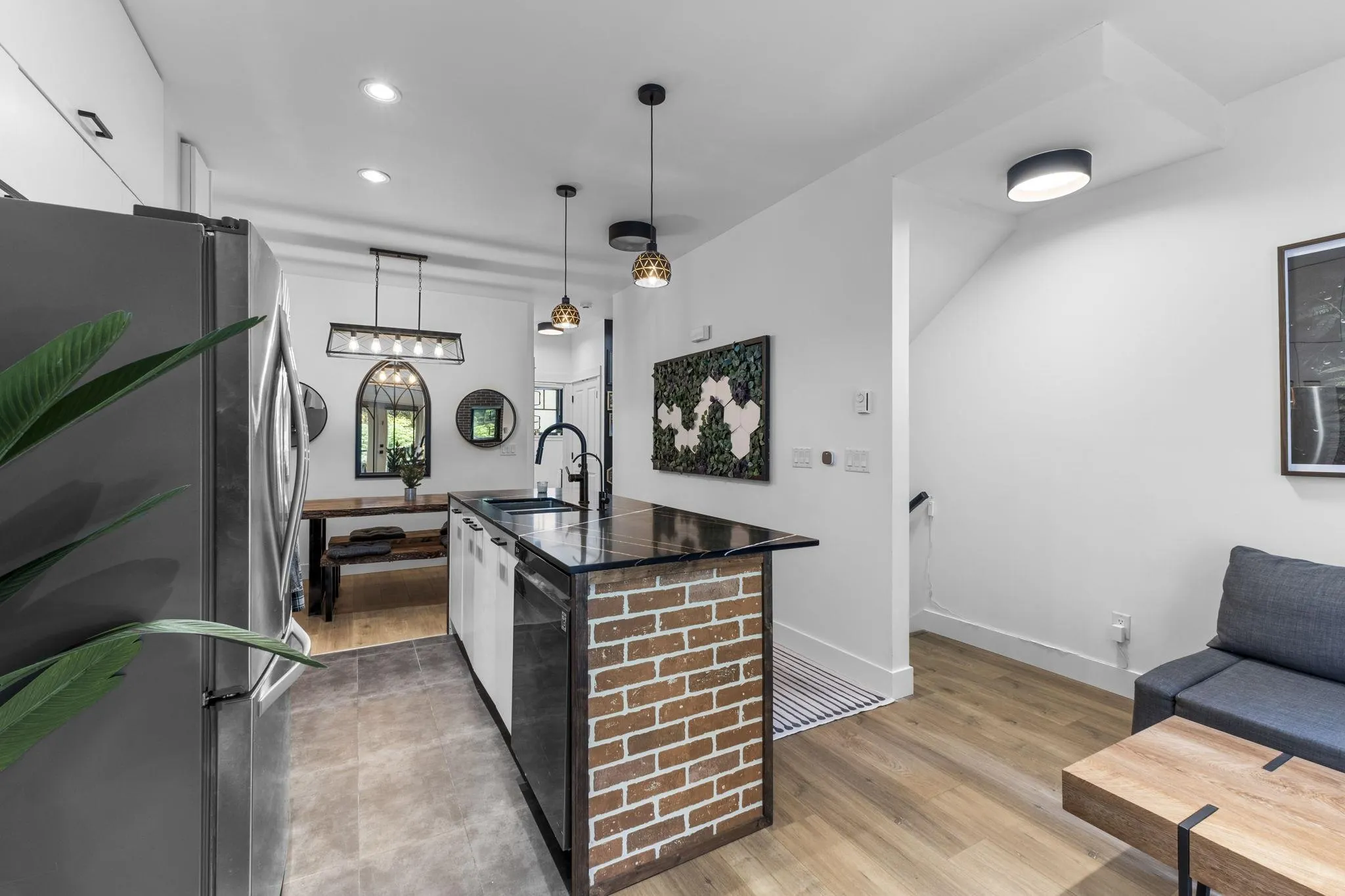 121 3382 Viewmount Drive