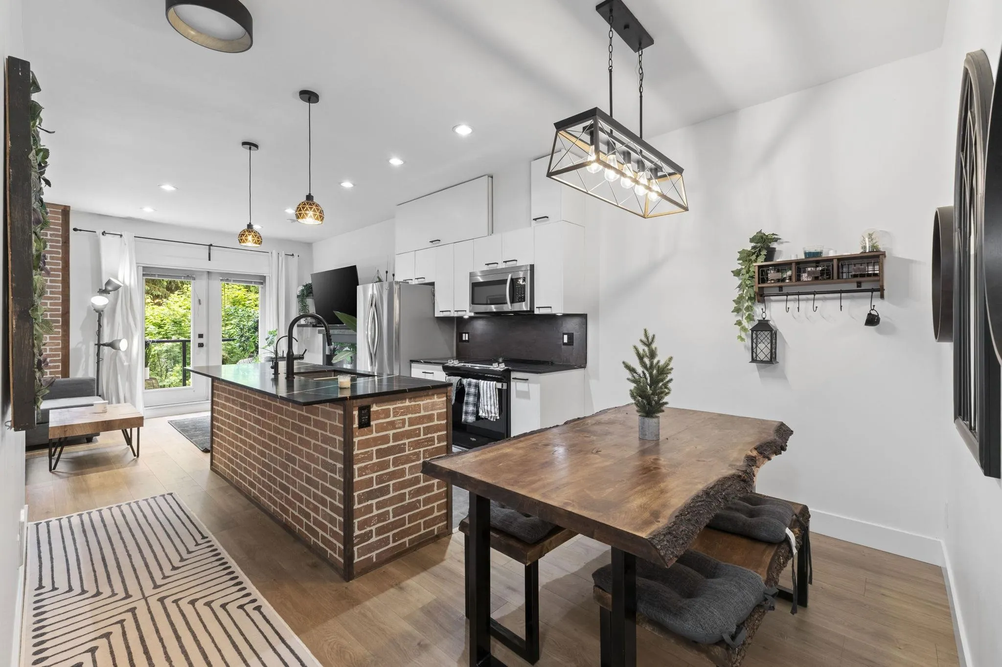 121 3382 Viewmount Drive
