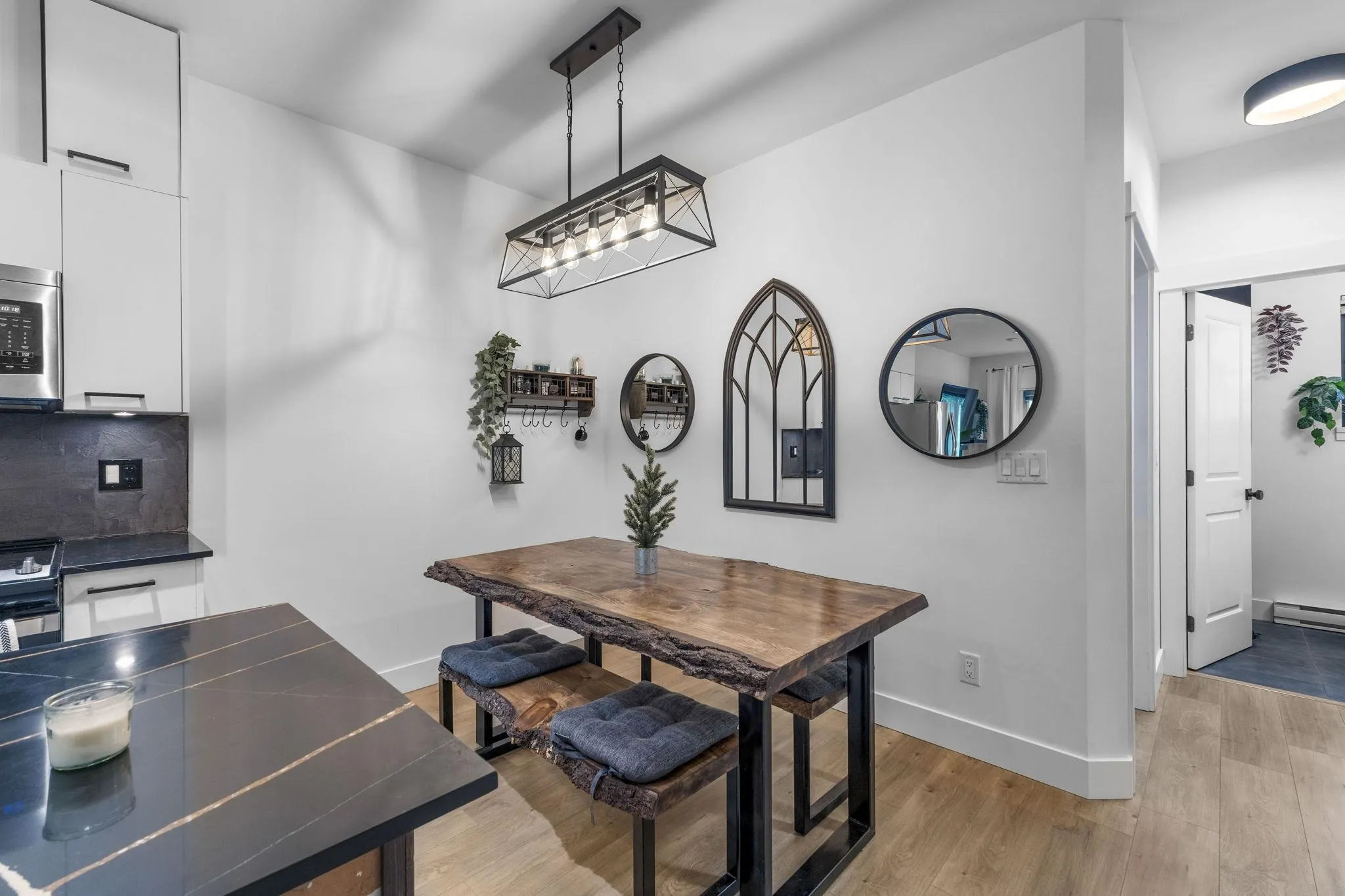 121 3382 Viewmount Drive