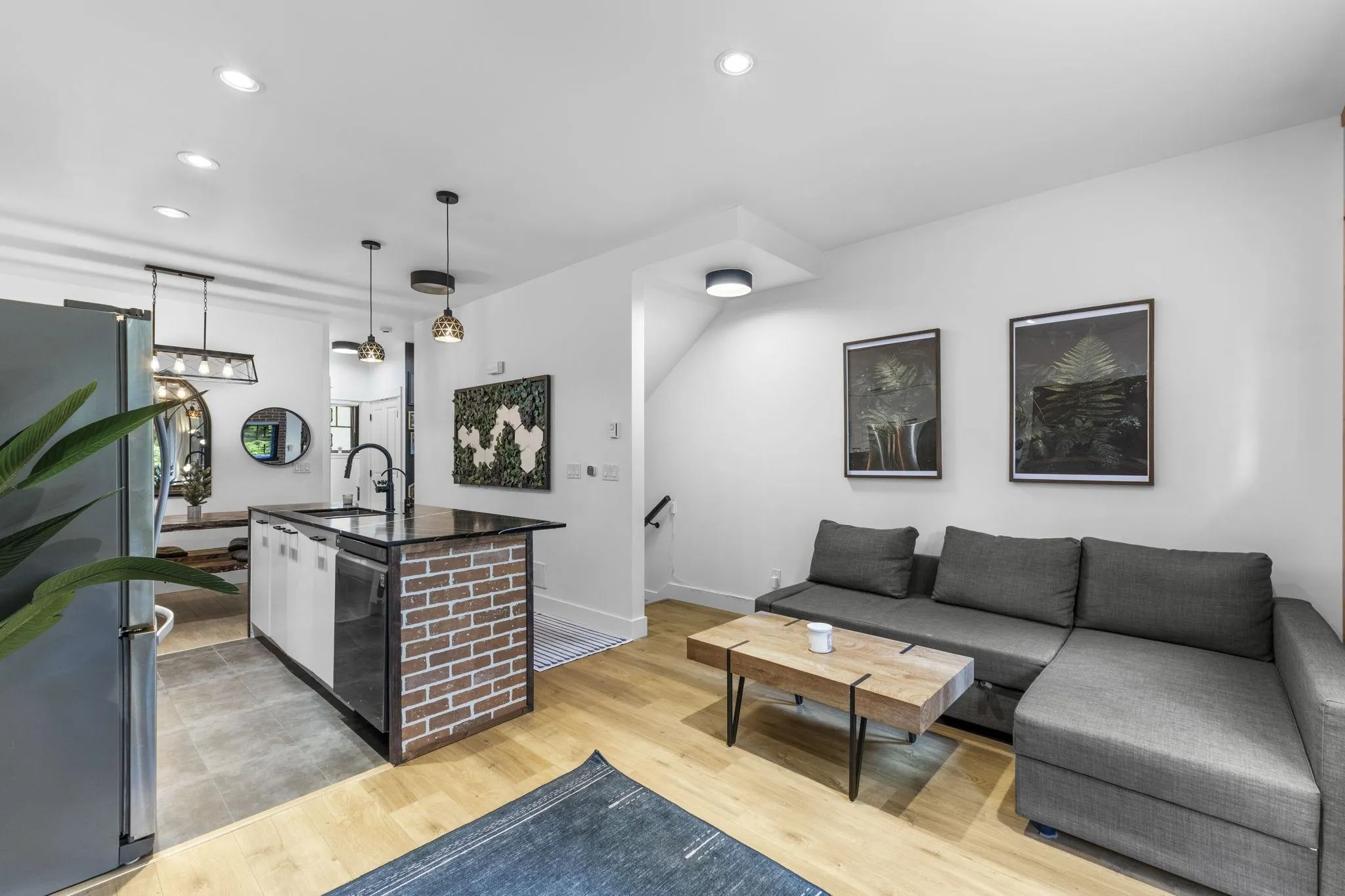 121 3382 Viewmount Drive