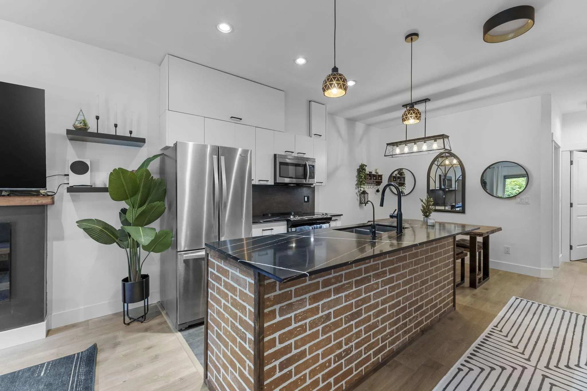 121 3382 Viewmount Drive