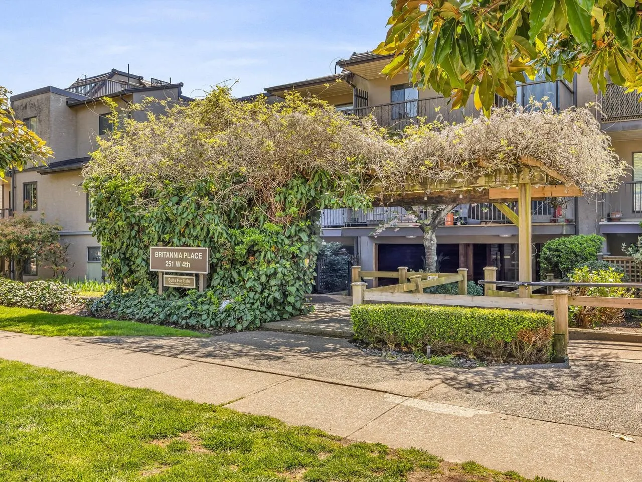 206 251 W 4th Street