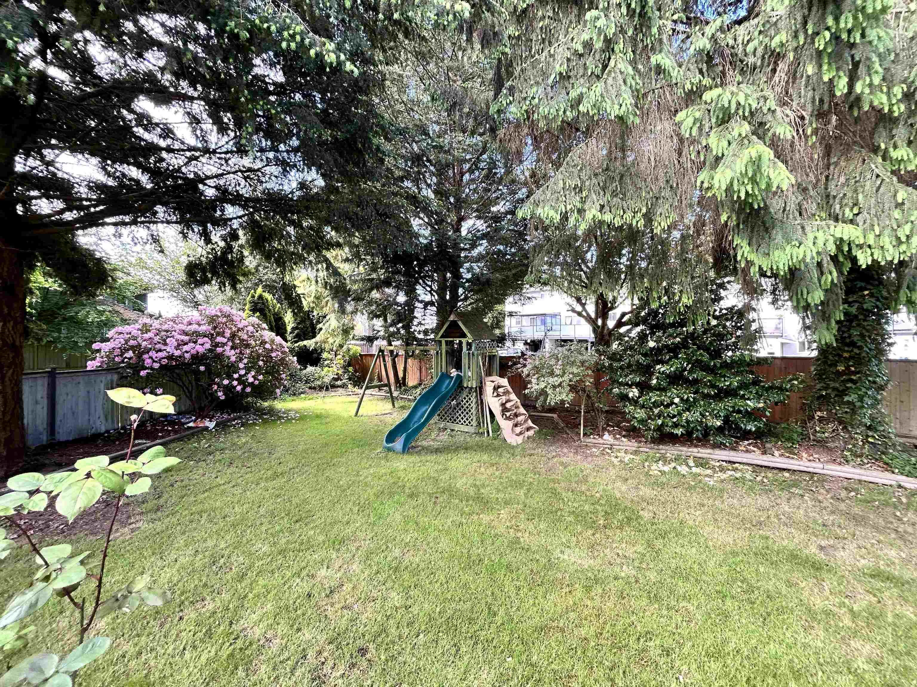 8160 Rosebank Crescent