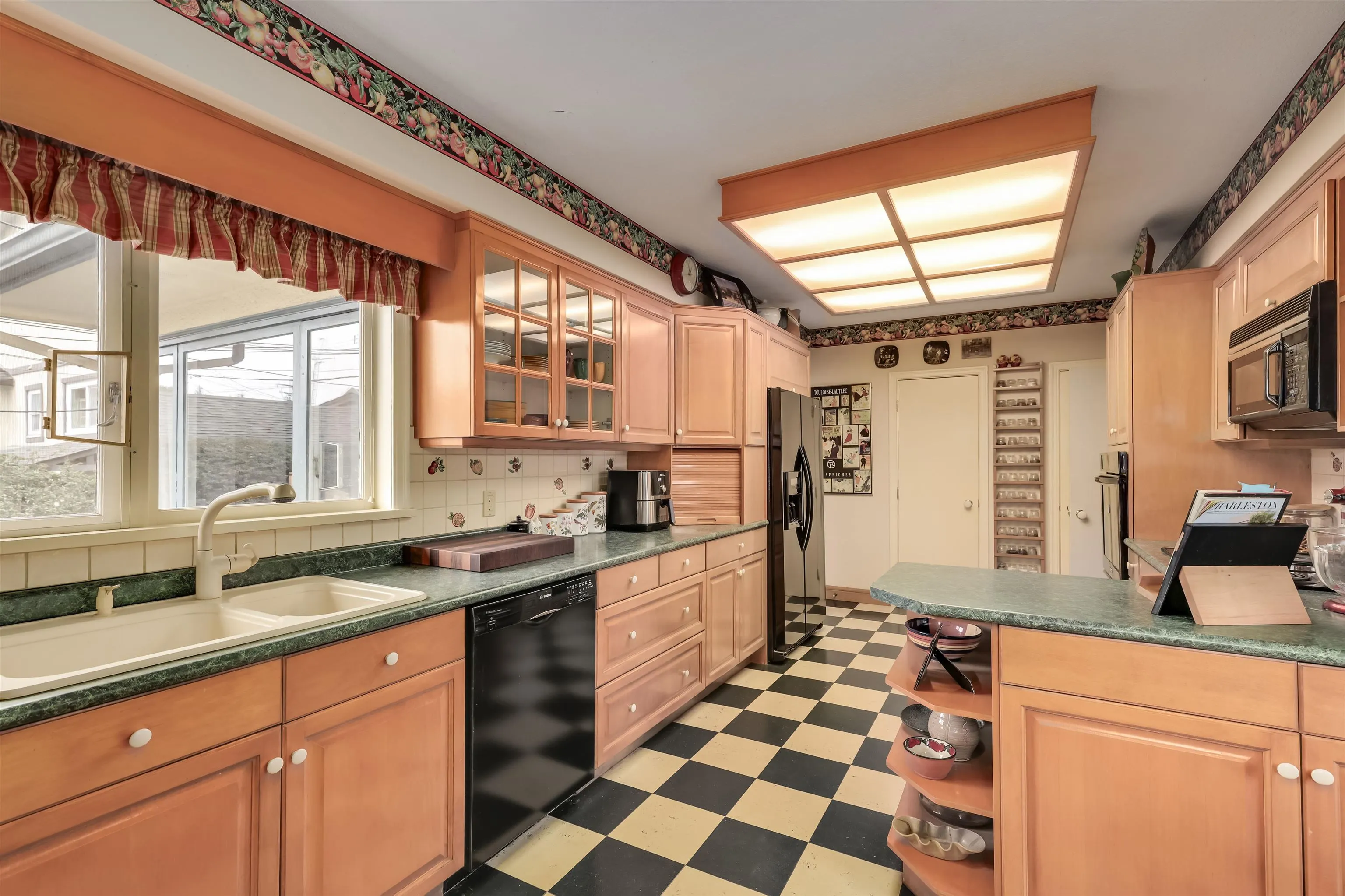 936 W 37th Avenue
