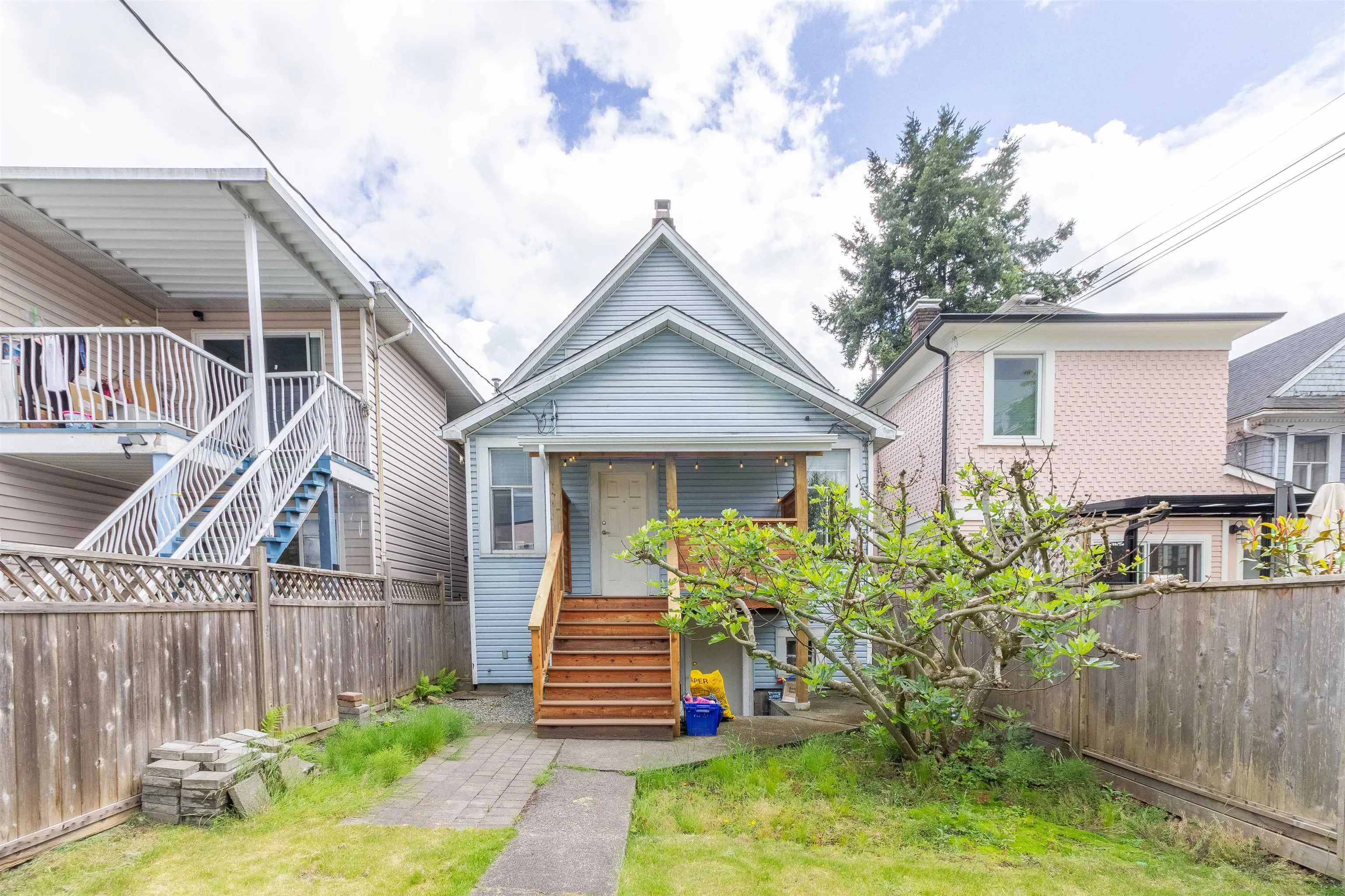 1127 E Pender Street