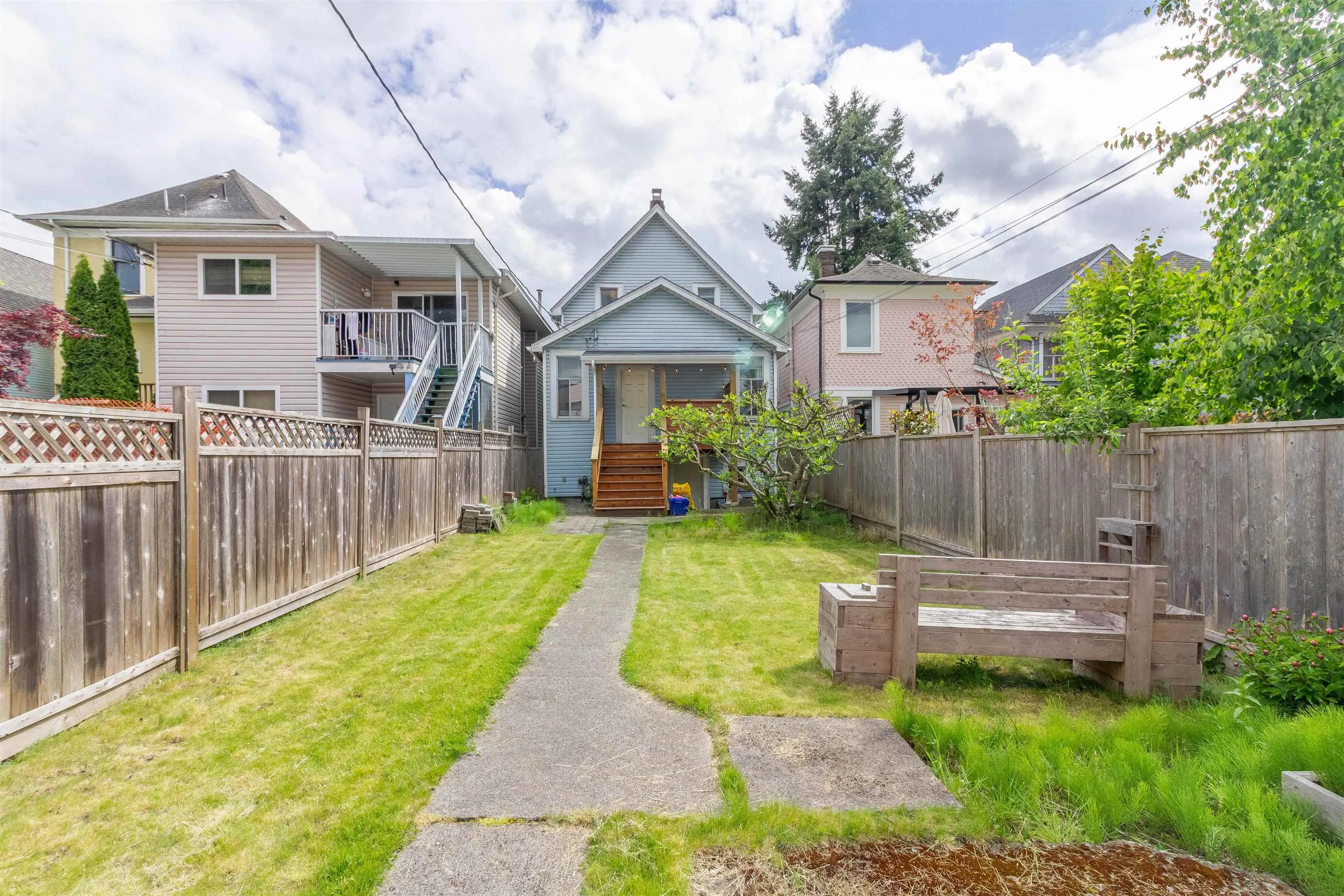 1127 E Pender Street