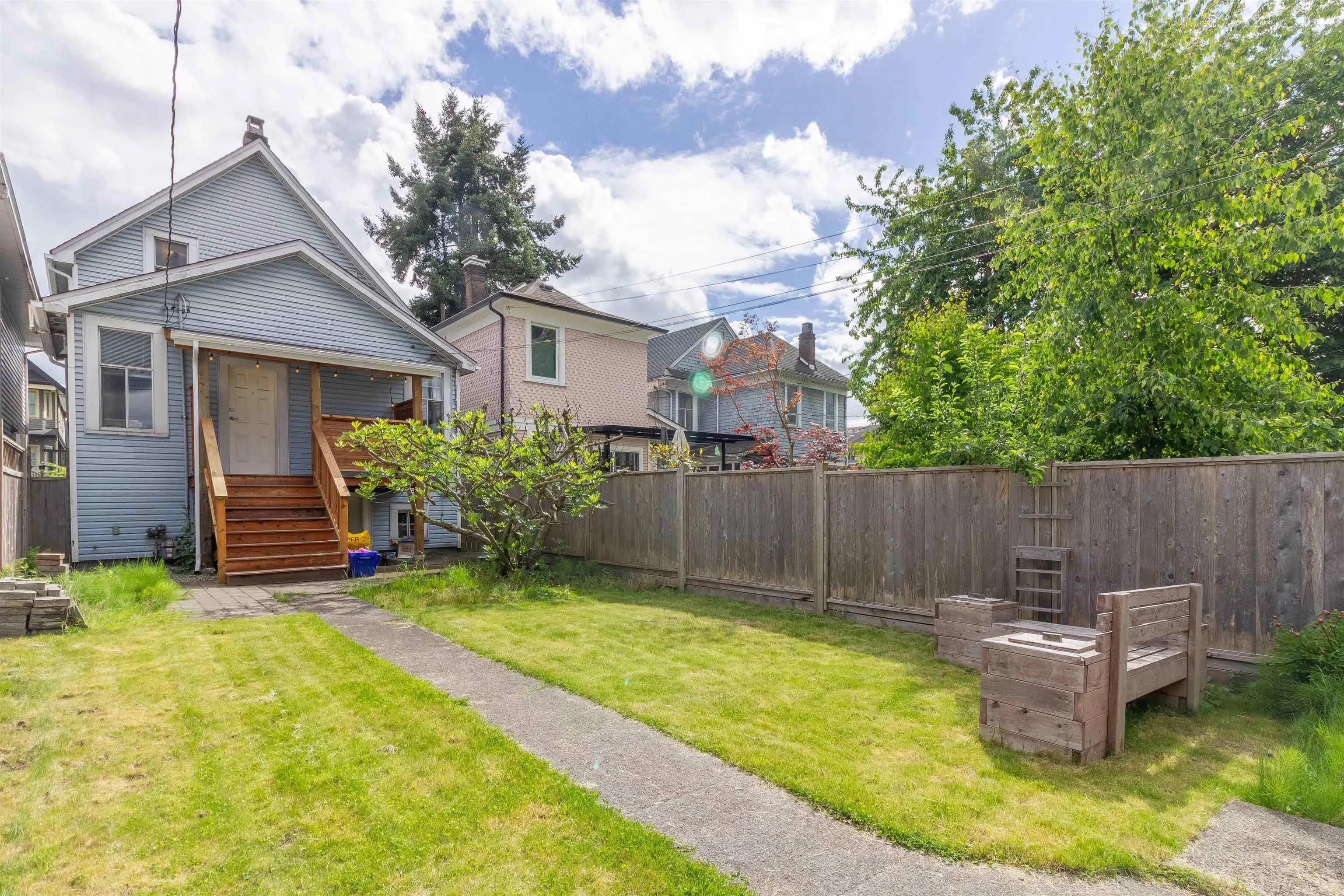 1127 E Pender Street