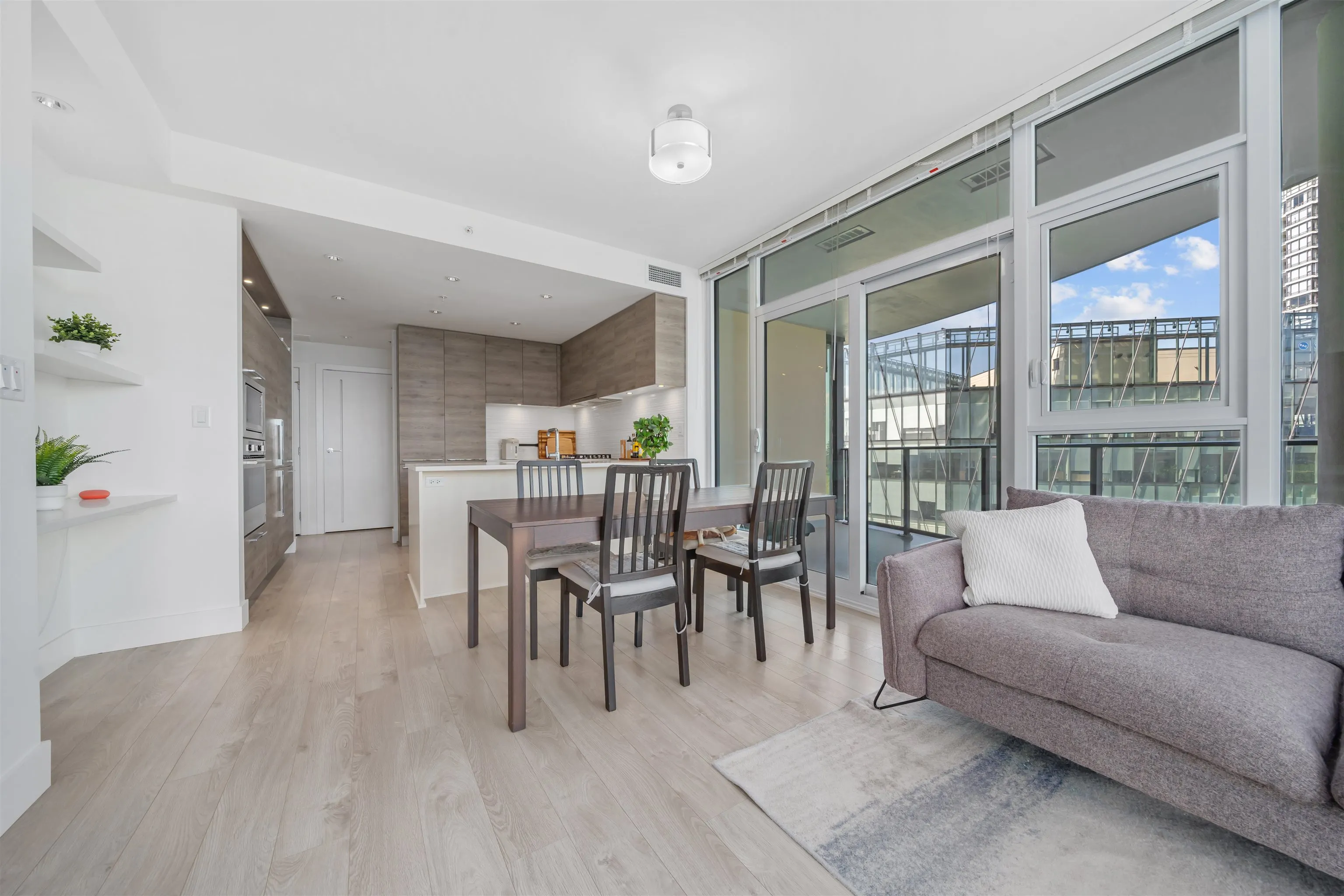 802 7388 Kingsway