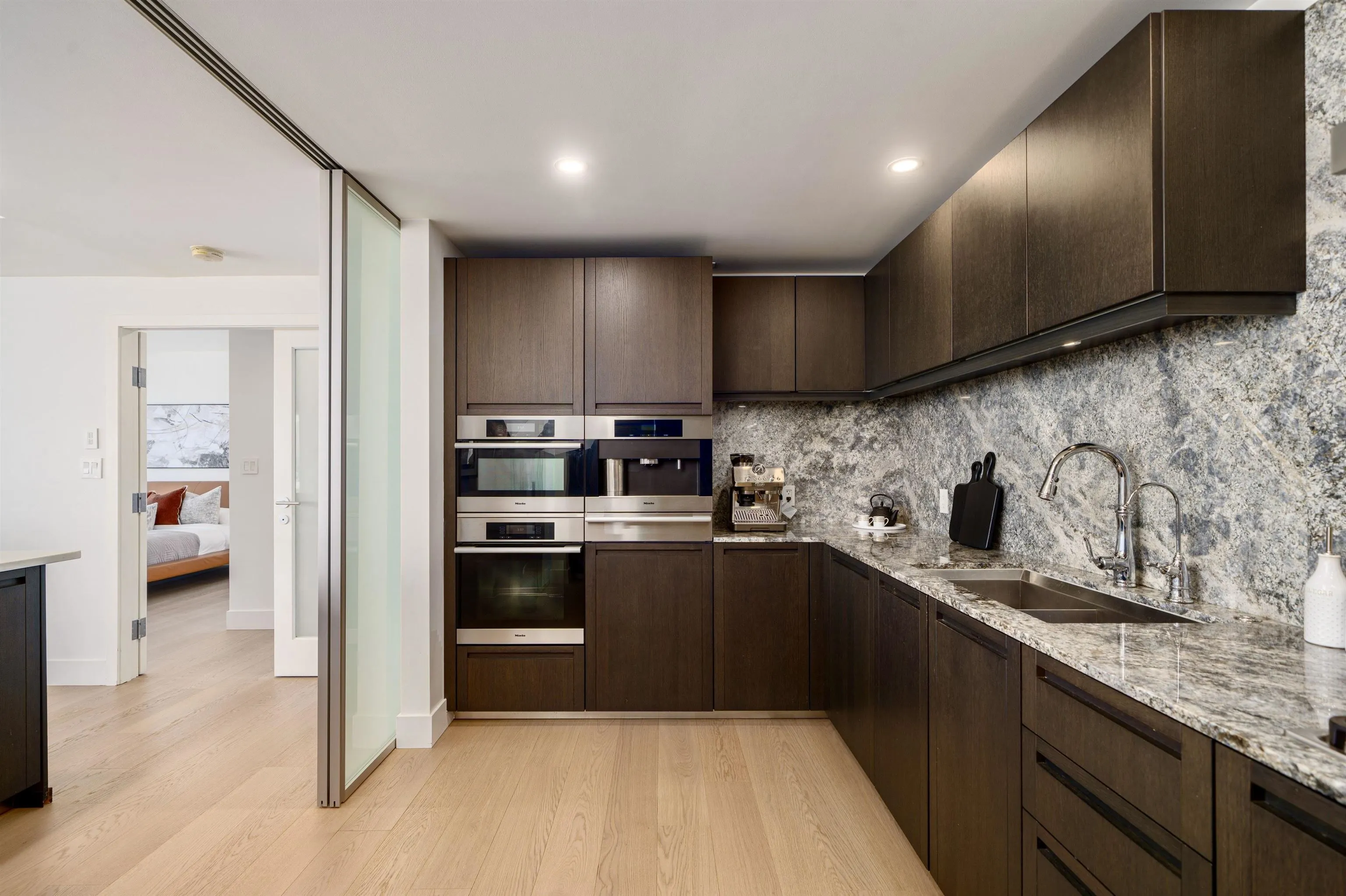 4102 1011 W Cordova Street