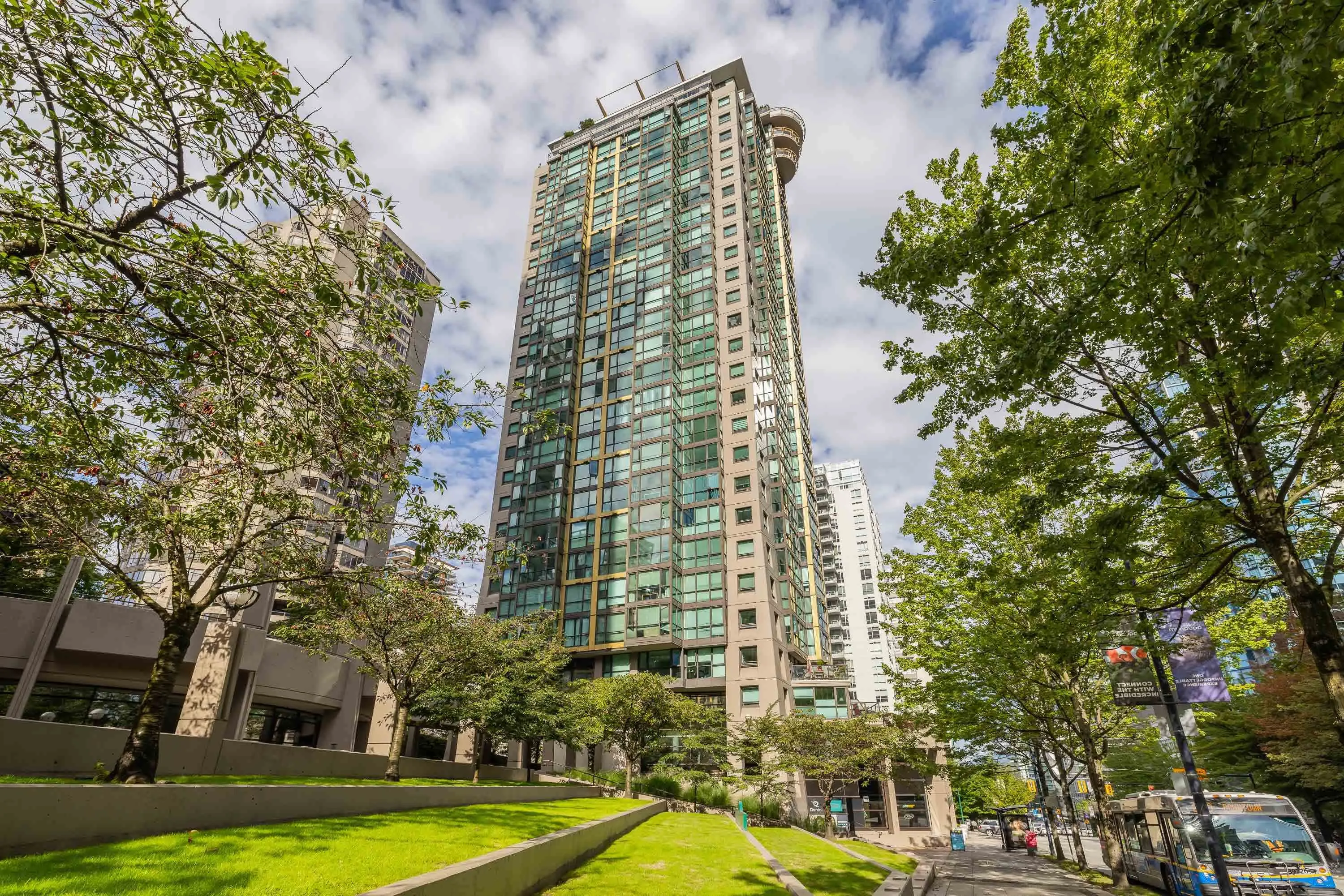 411 1367 Alberni Street