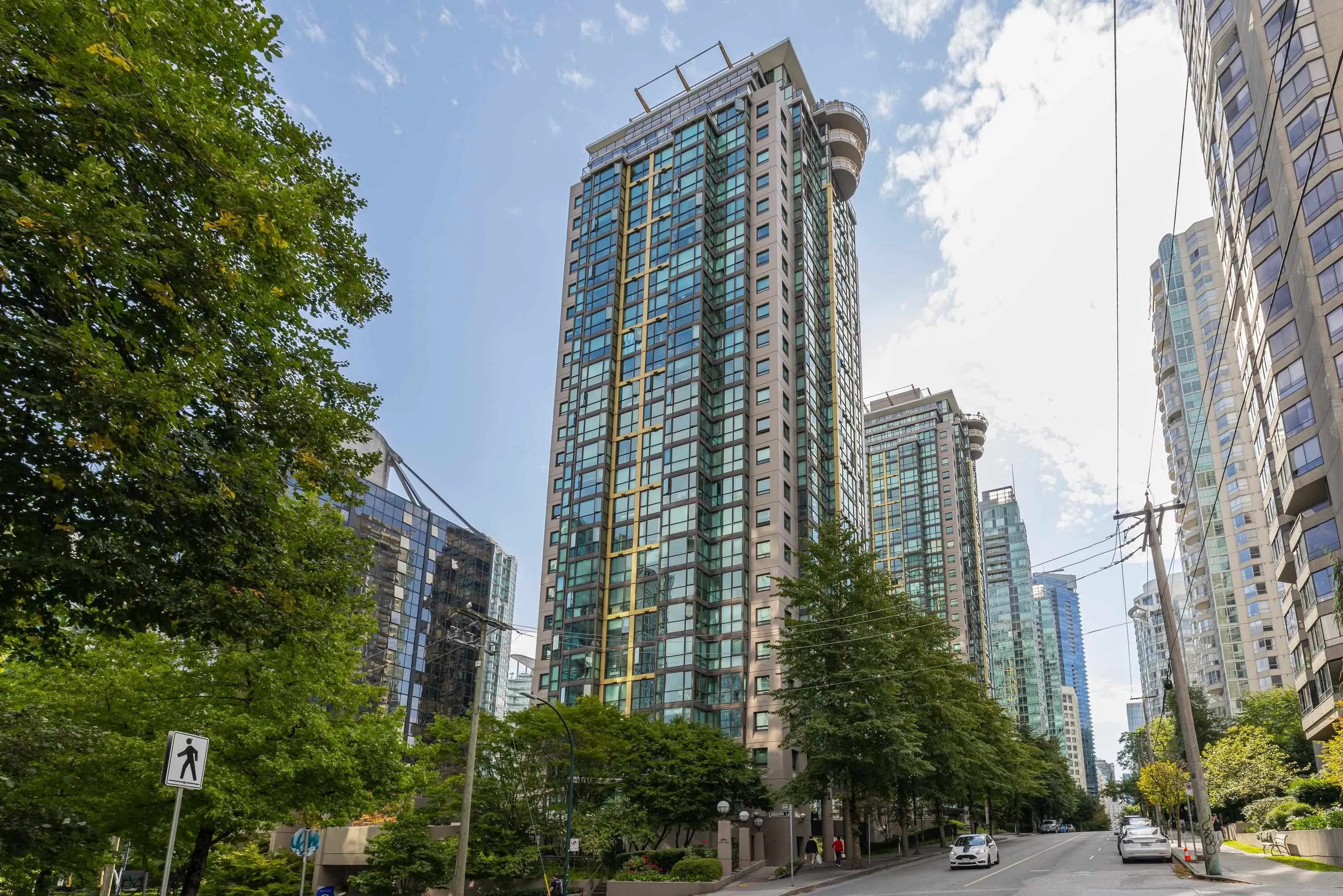 411 1367 Alberni Street