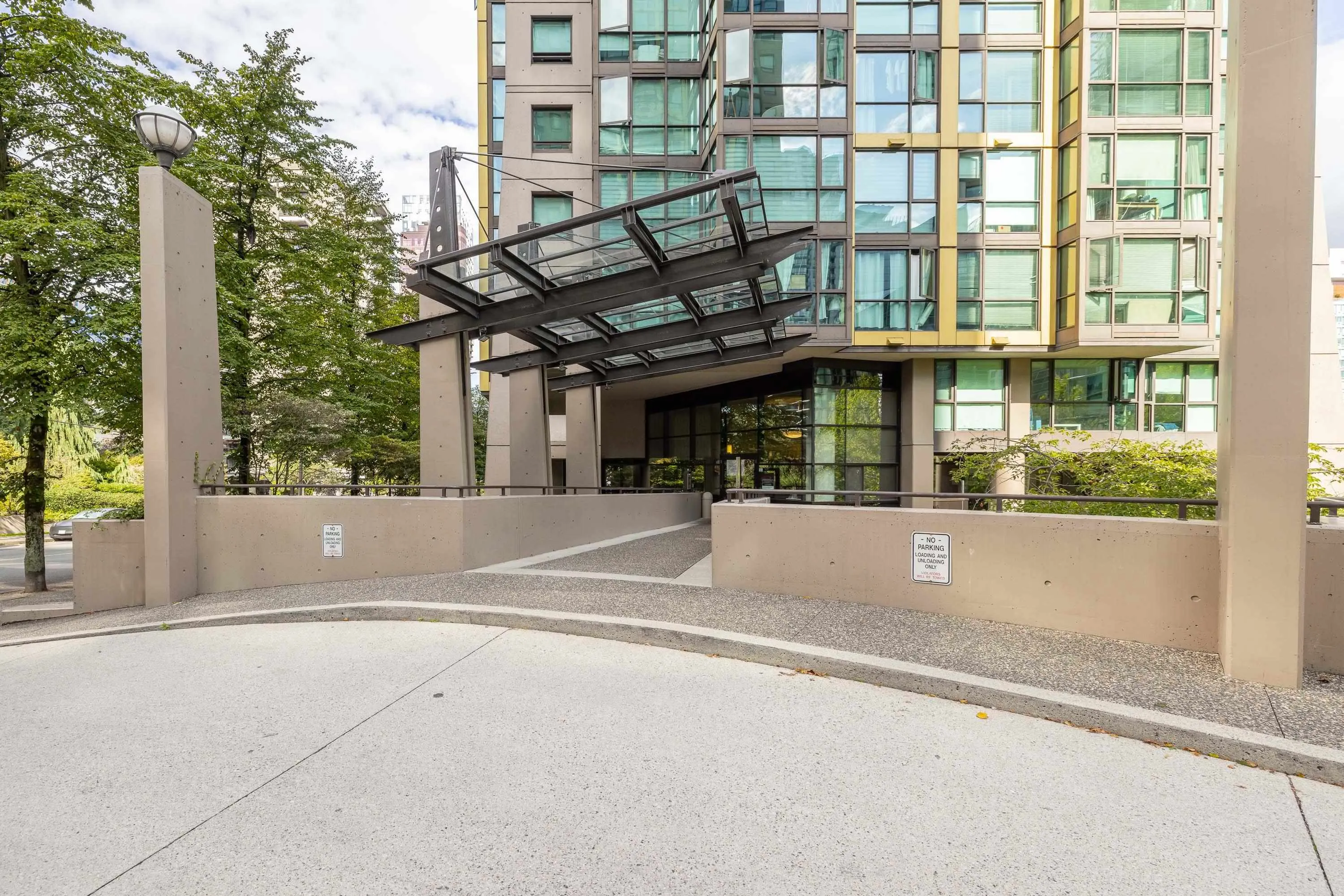 411 1367 Alberni Street