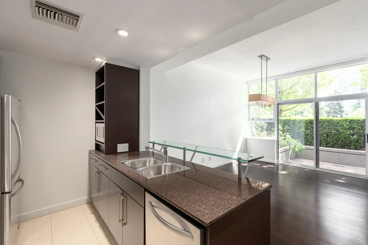 105 638 Beach Crescent