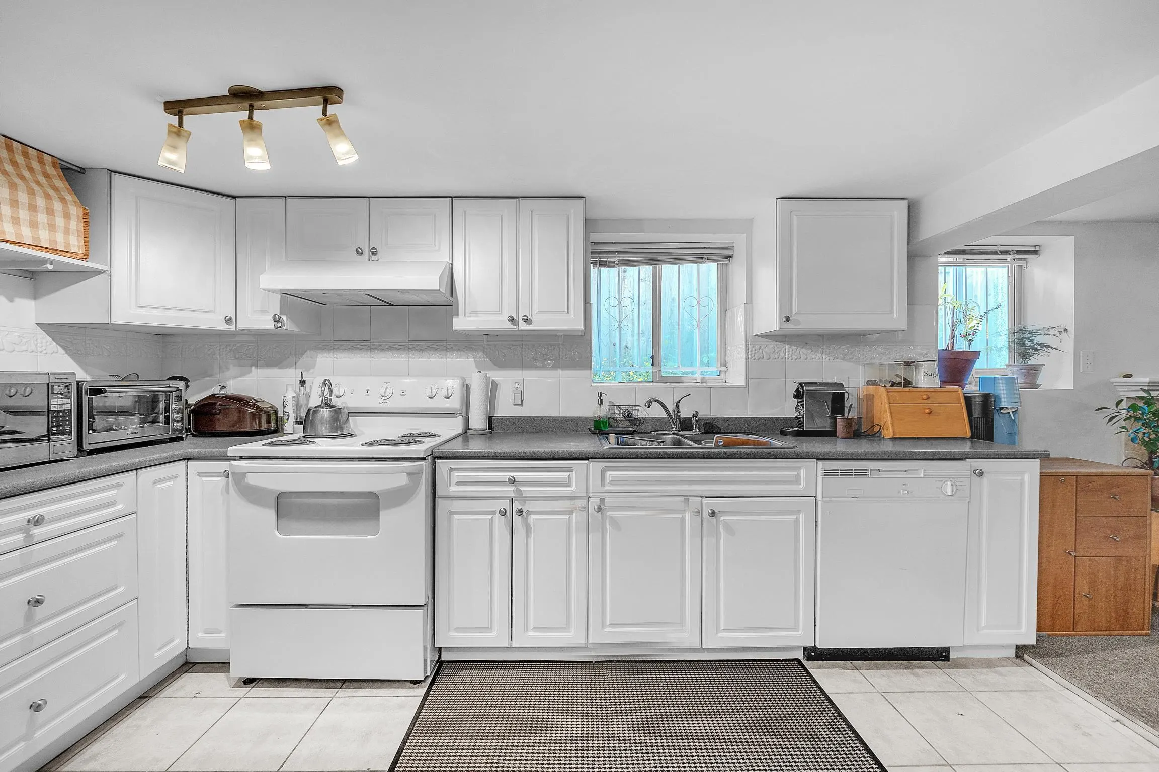 275 W King Edward Avenue