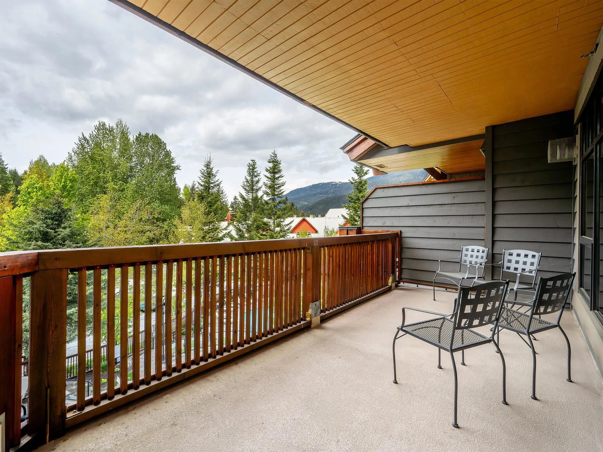 303 2202 Gondola Way