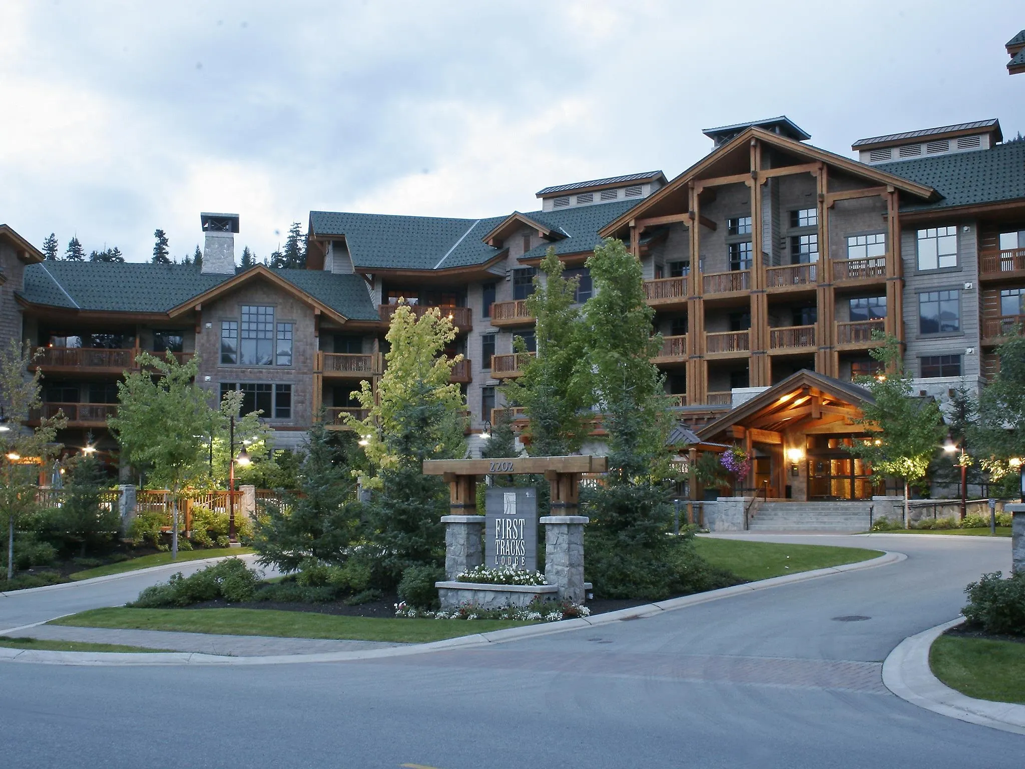 303 2202 Gondola Way