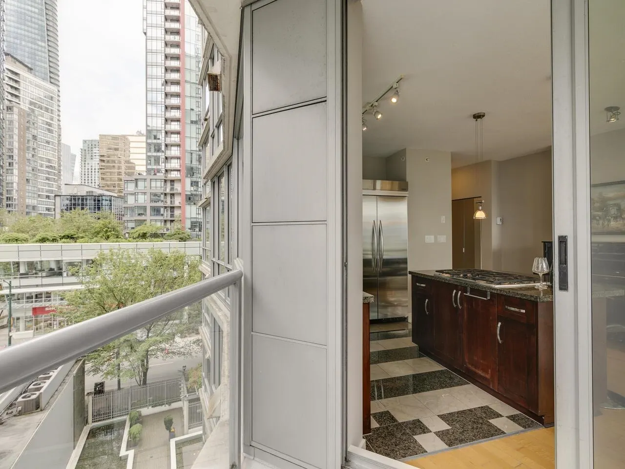 601 1228 W Hastings Street