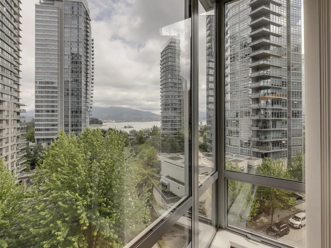 601 1228 W Hastings Street