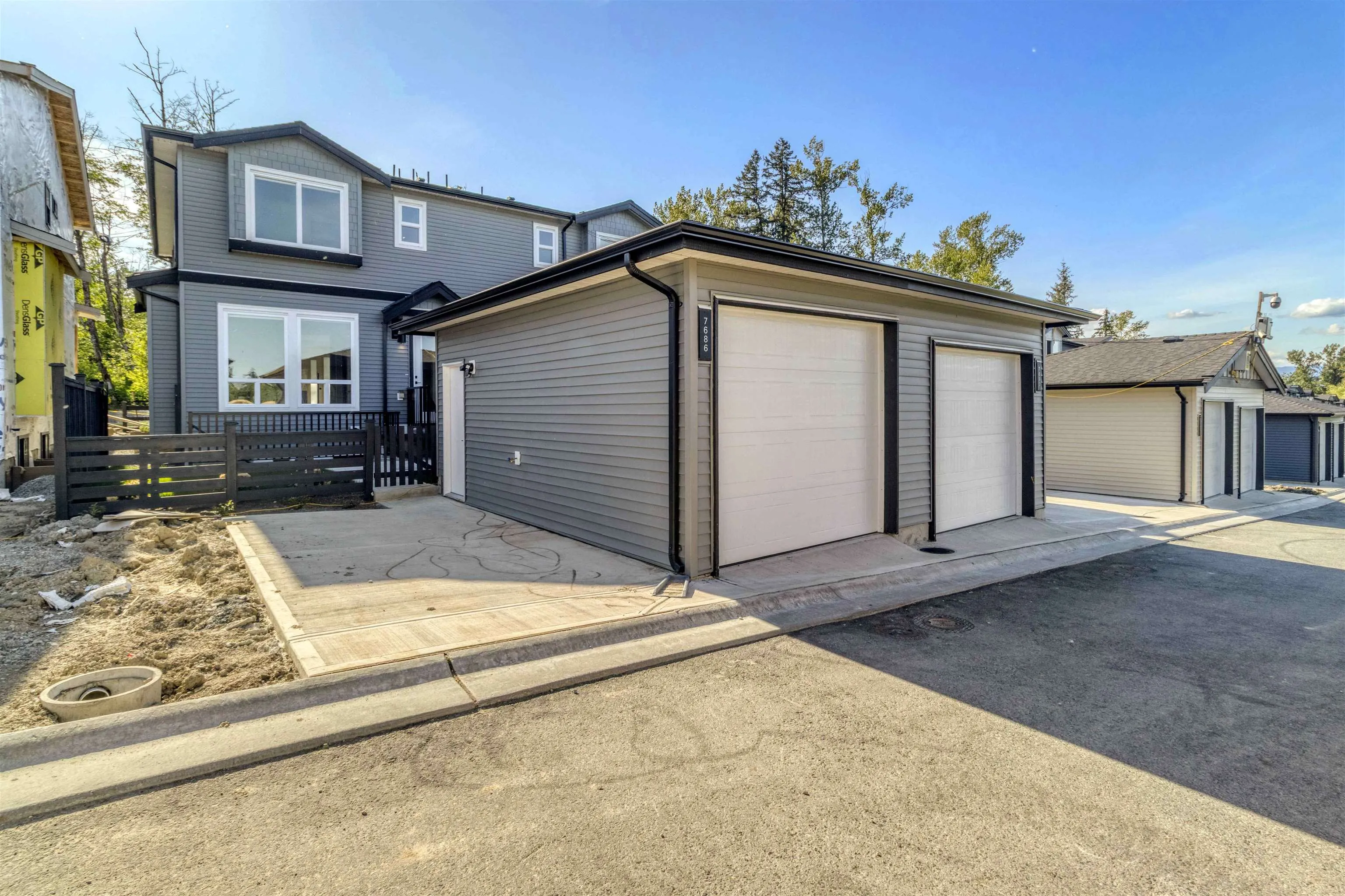 7686 196 St