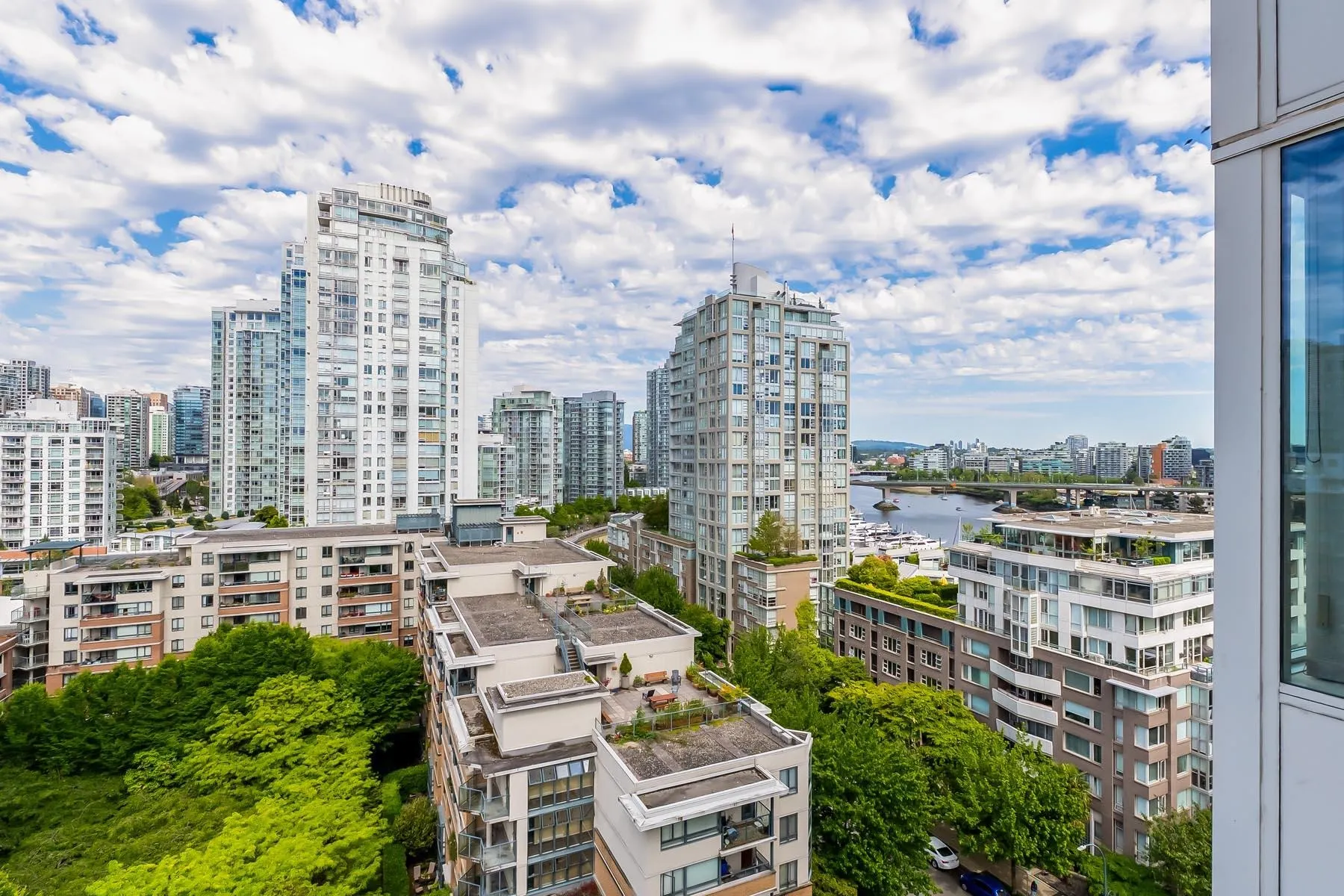 1605 1383 Marinaside Crescent