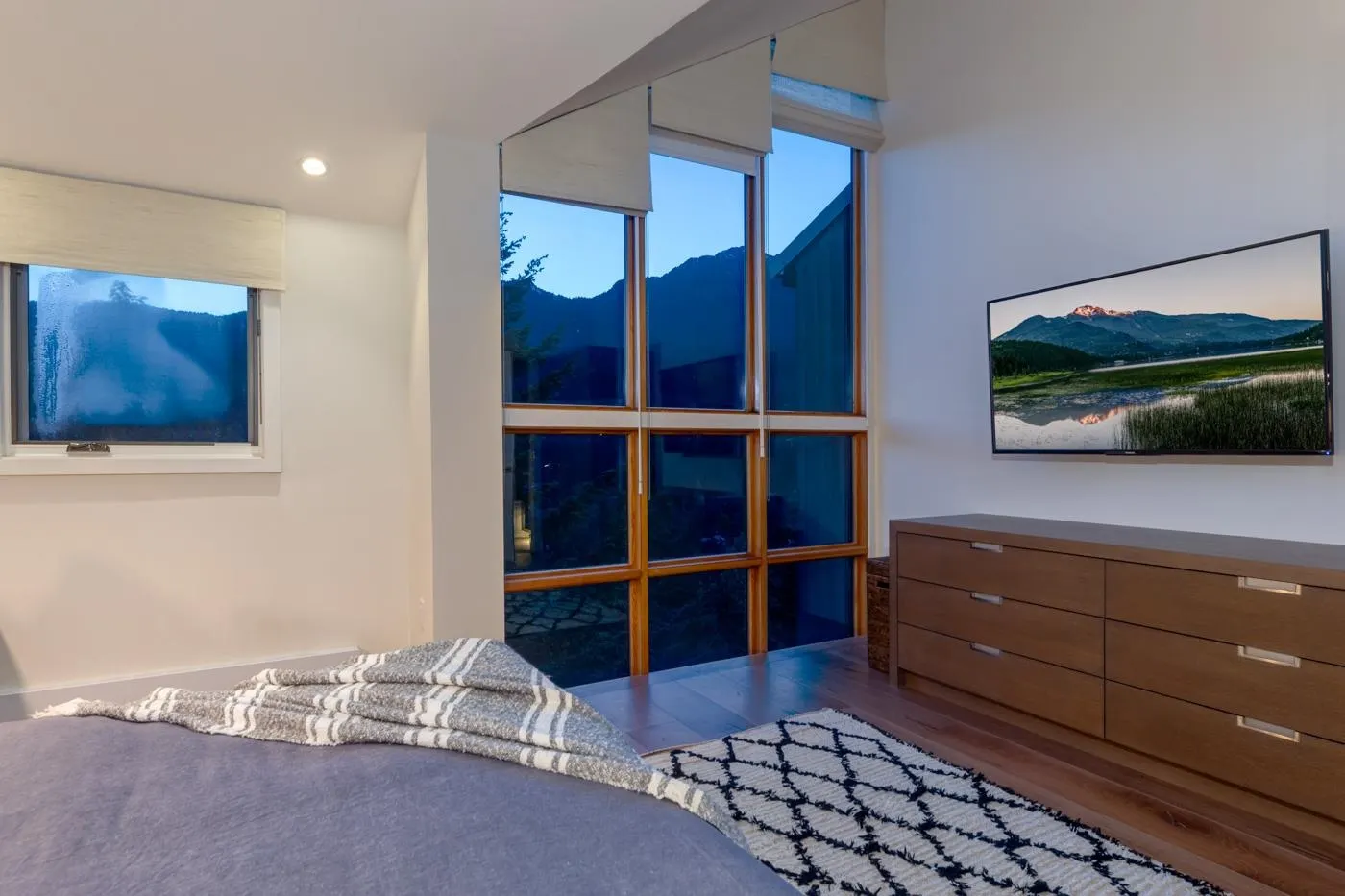 15 2221 Gondola Way