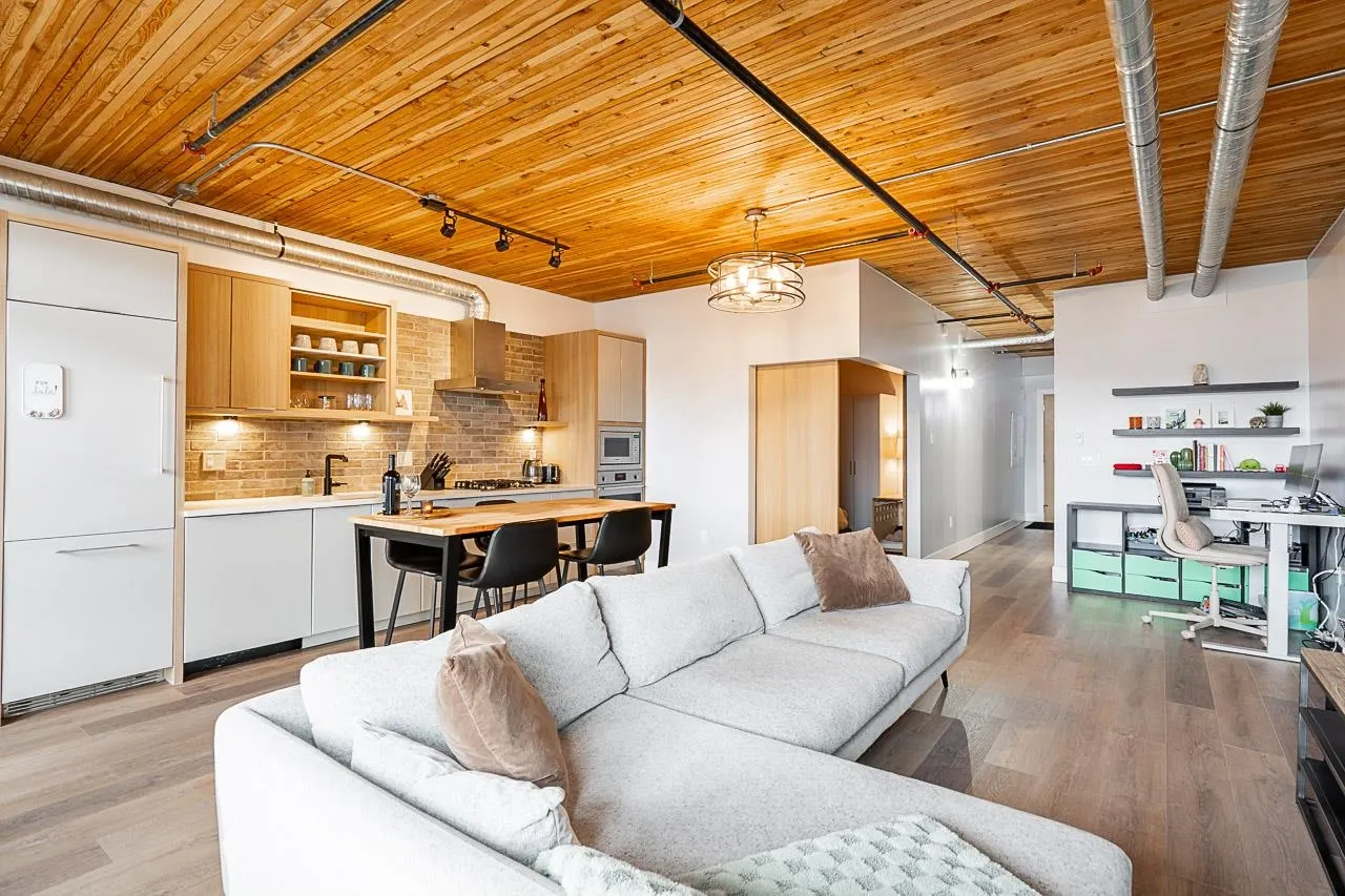 307 4223 Hastings Street