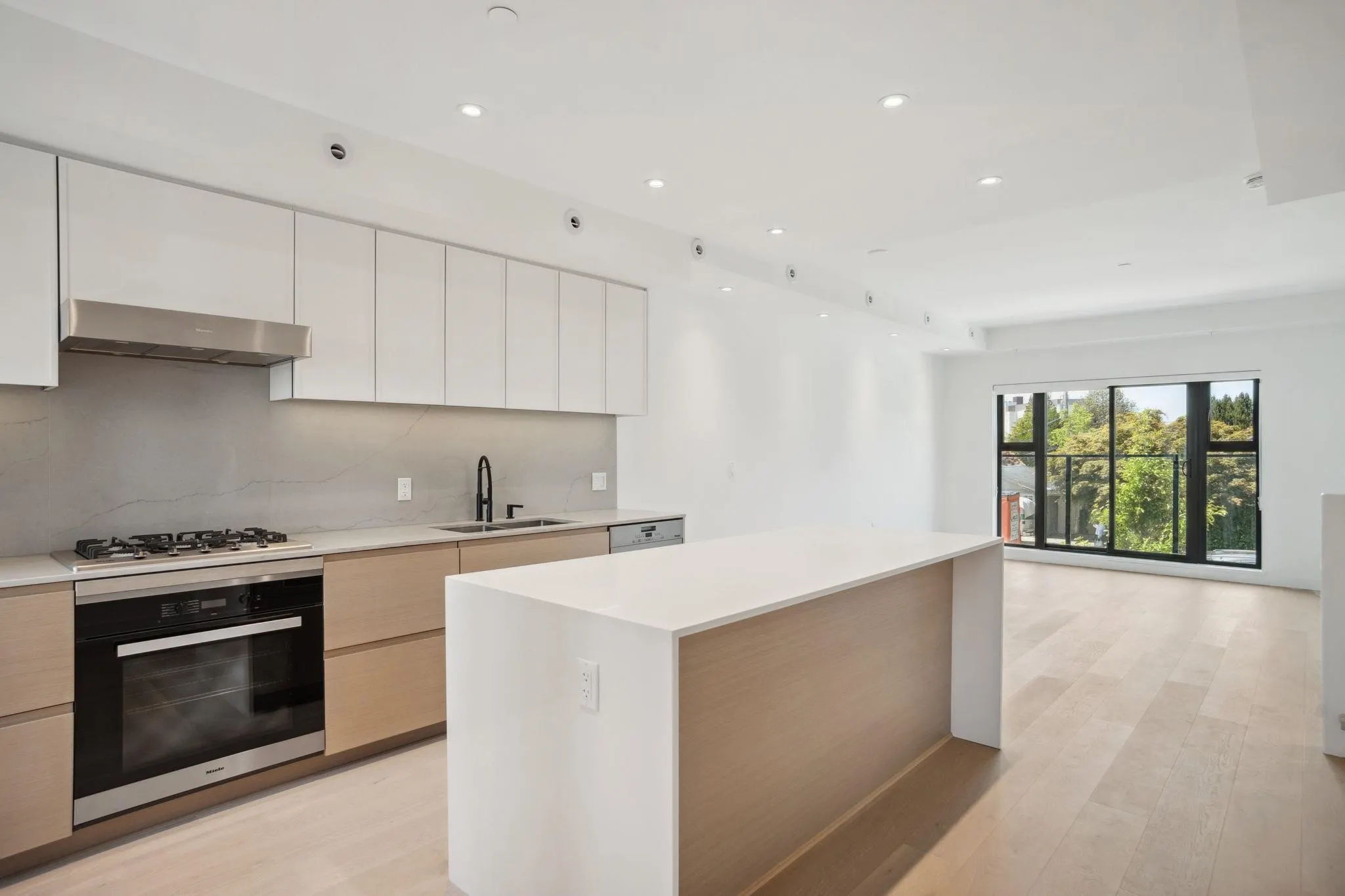 586 W 28th Avenue