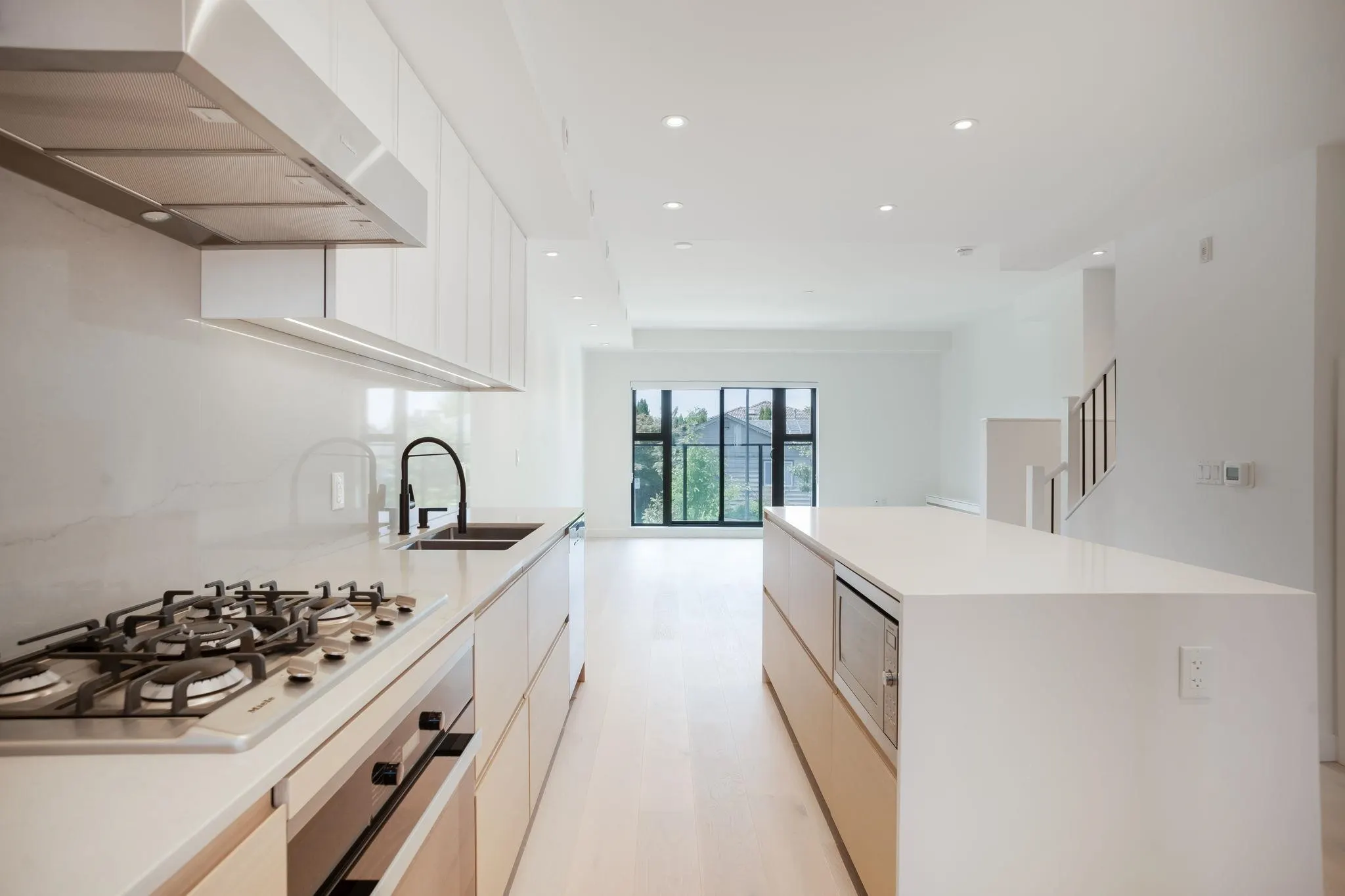 586 W 28th Avenue