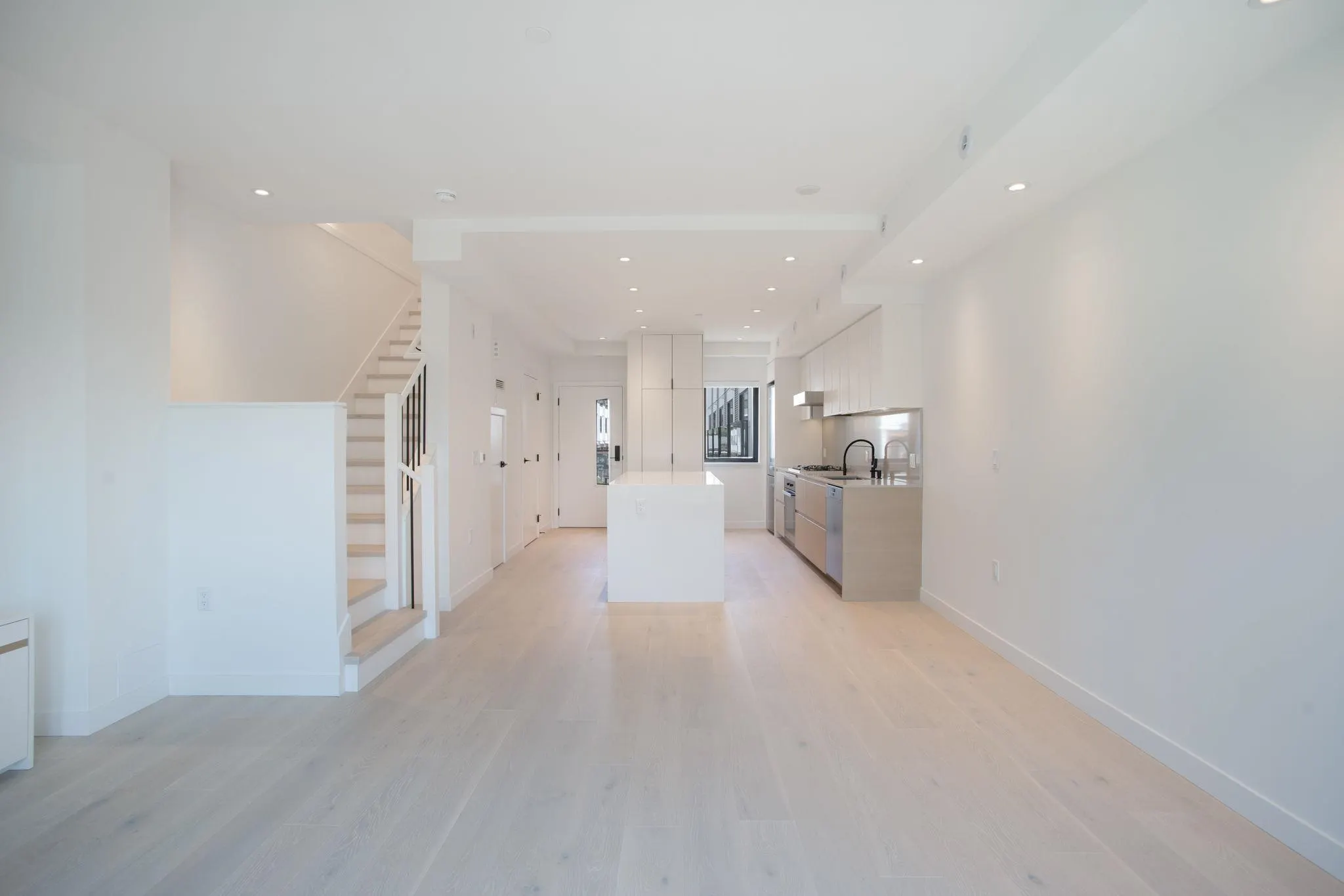 586 W 28th Avenue