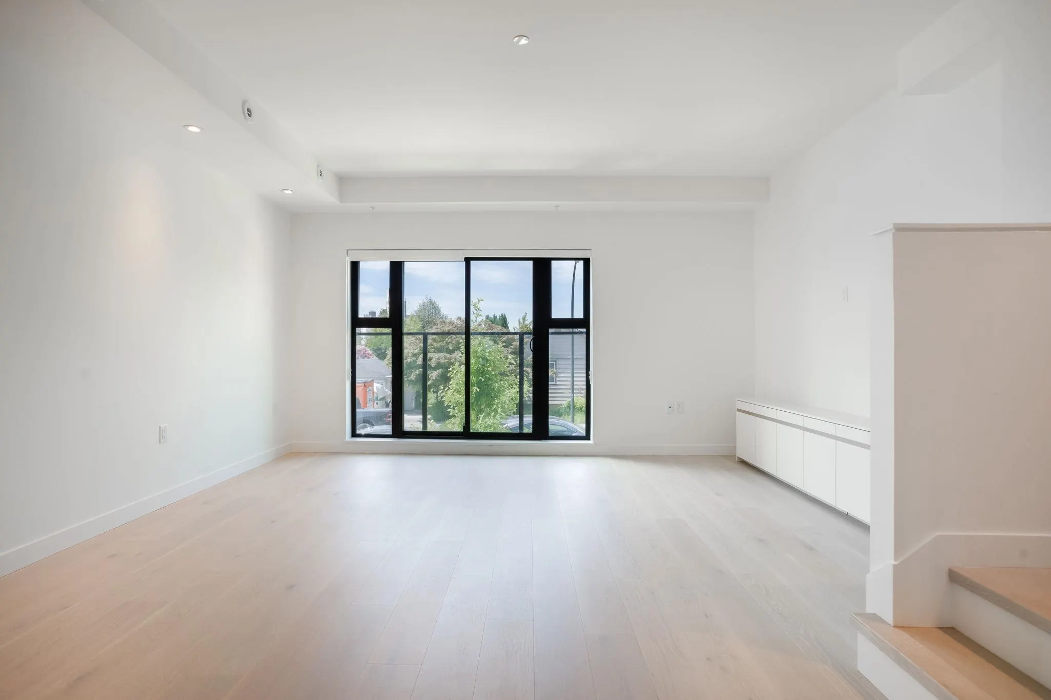 586 W 28th Avenue