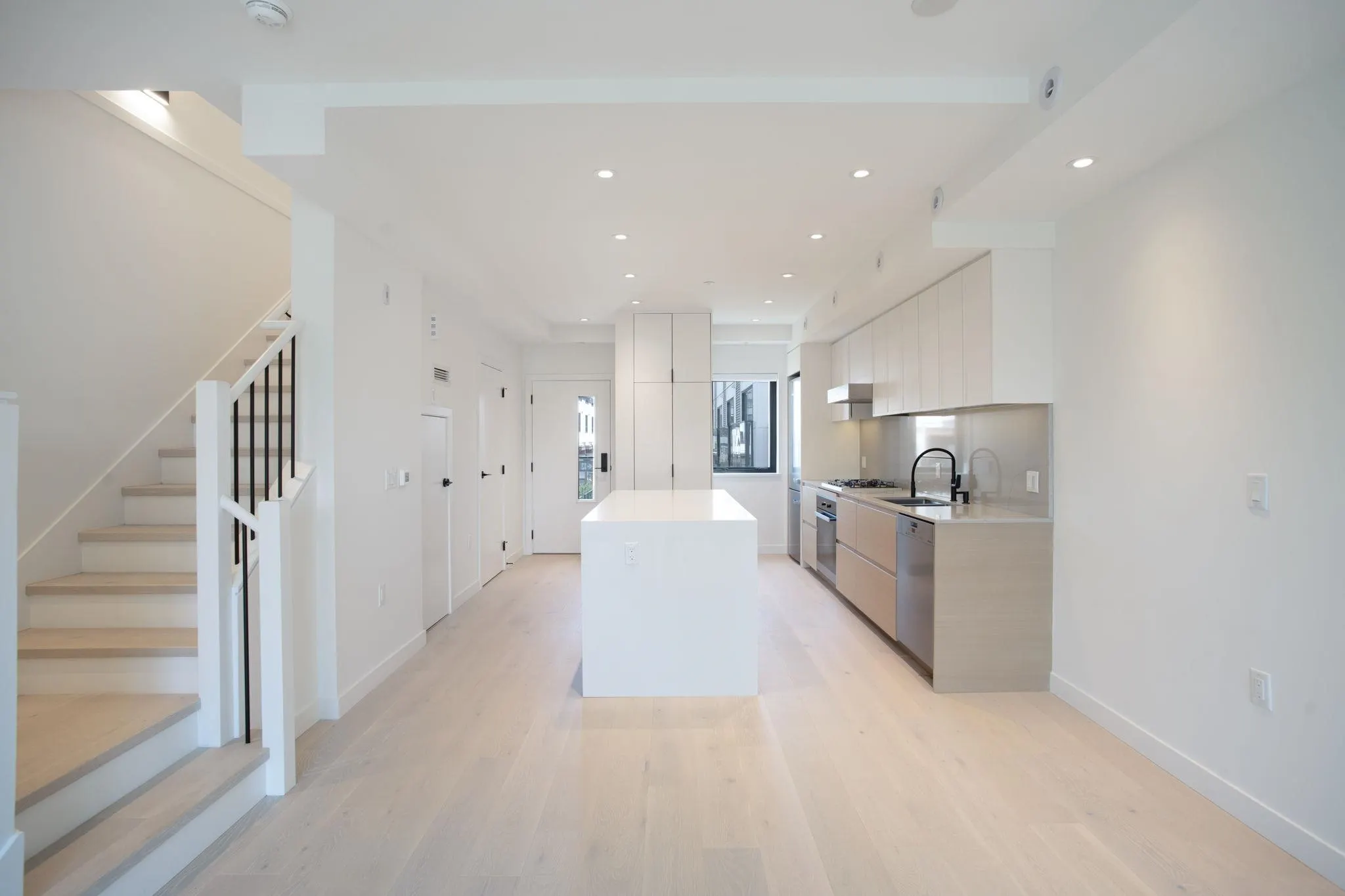 586 W 28th Avenue